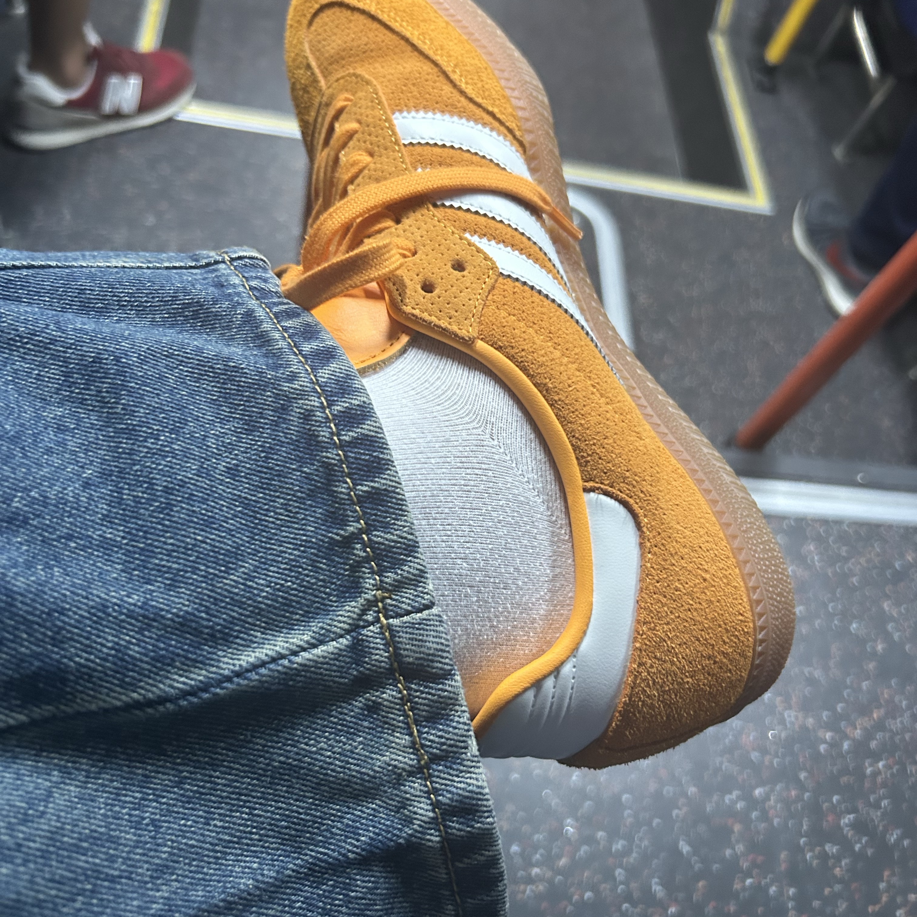 Adidas Samba OG Orange Rush 착용 스타일