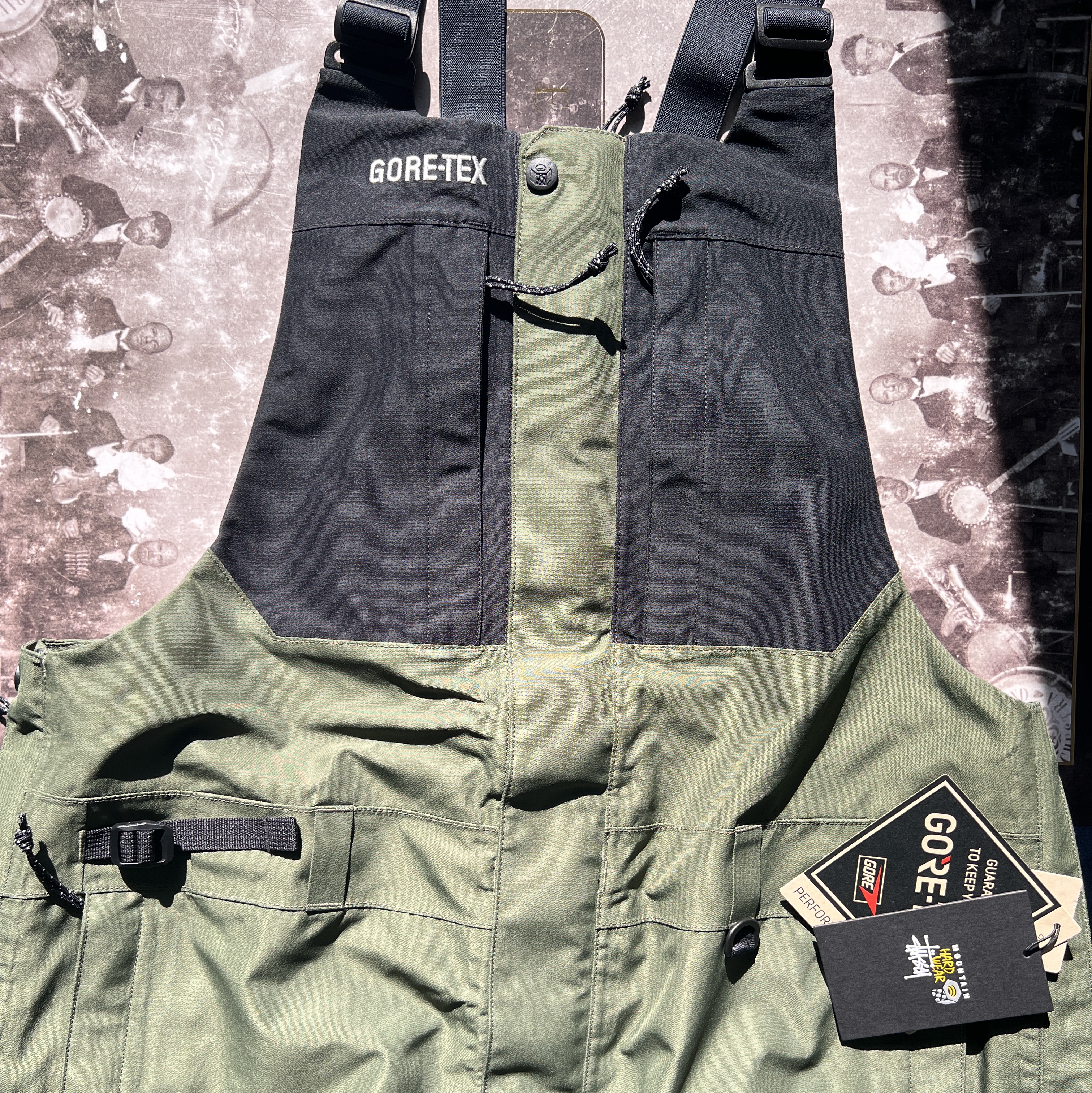 Stussy x Mountain Hardwear Exposure Gore-Tex Bib Poblano Black 착용 스타일 - 2