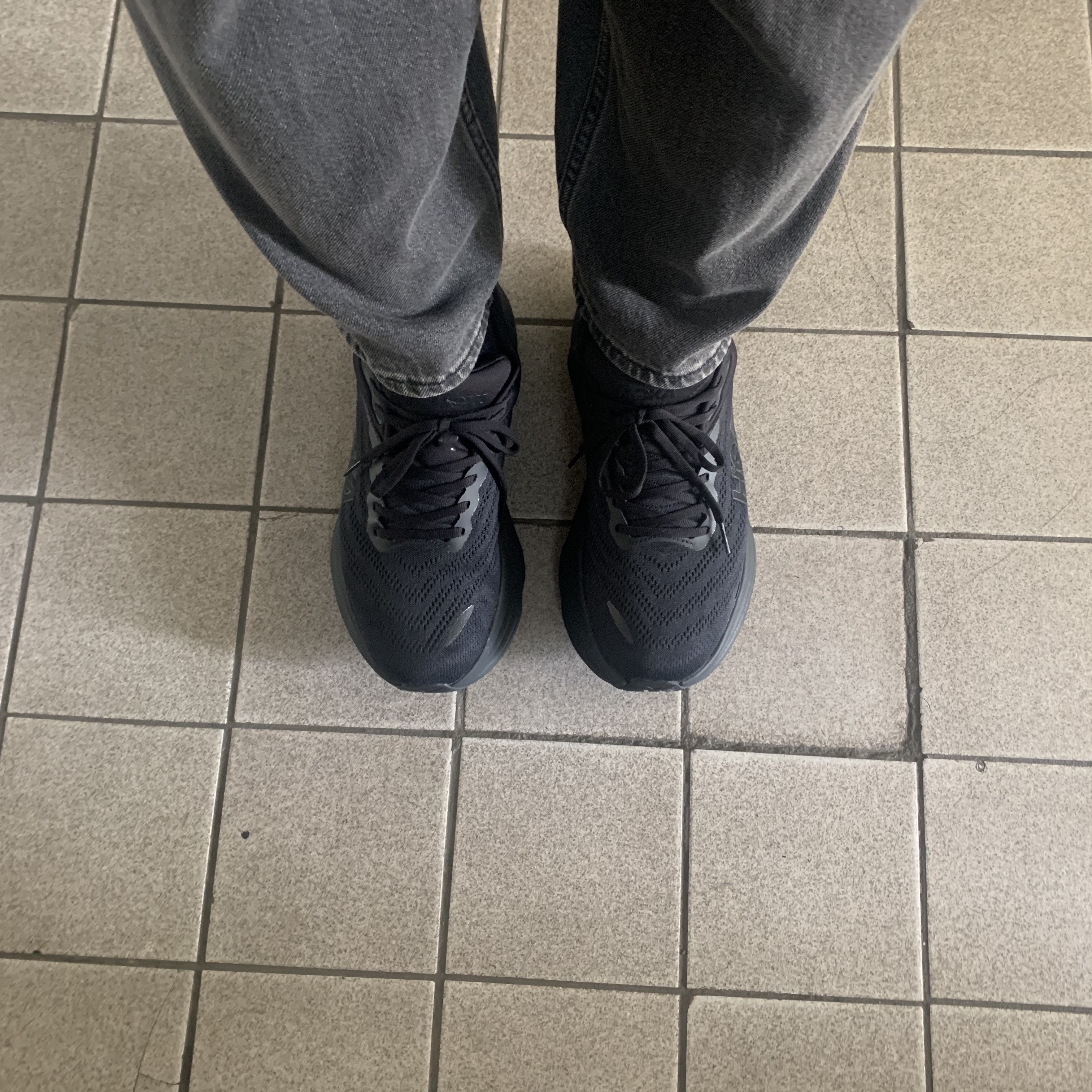 Hoka Bondi 8 Black - Wide 착용 스타일