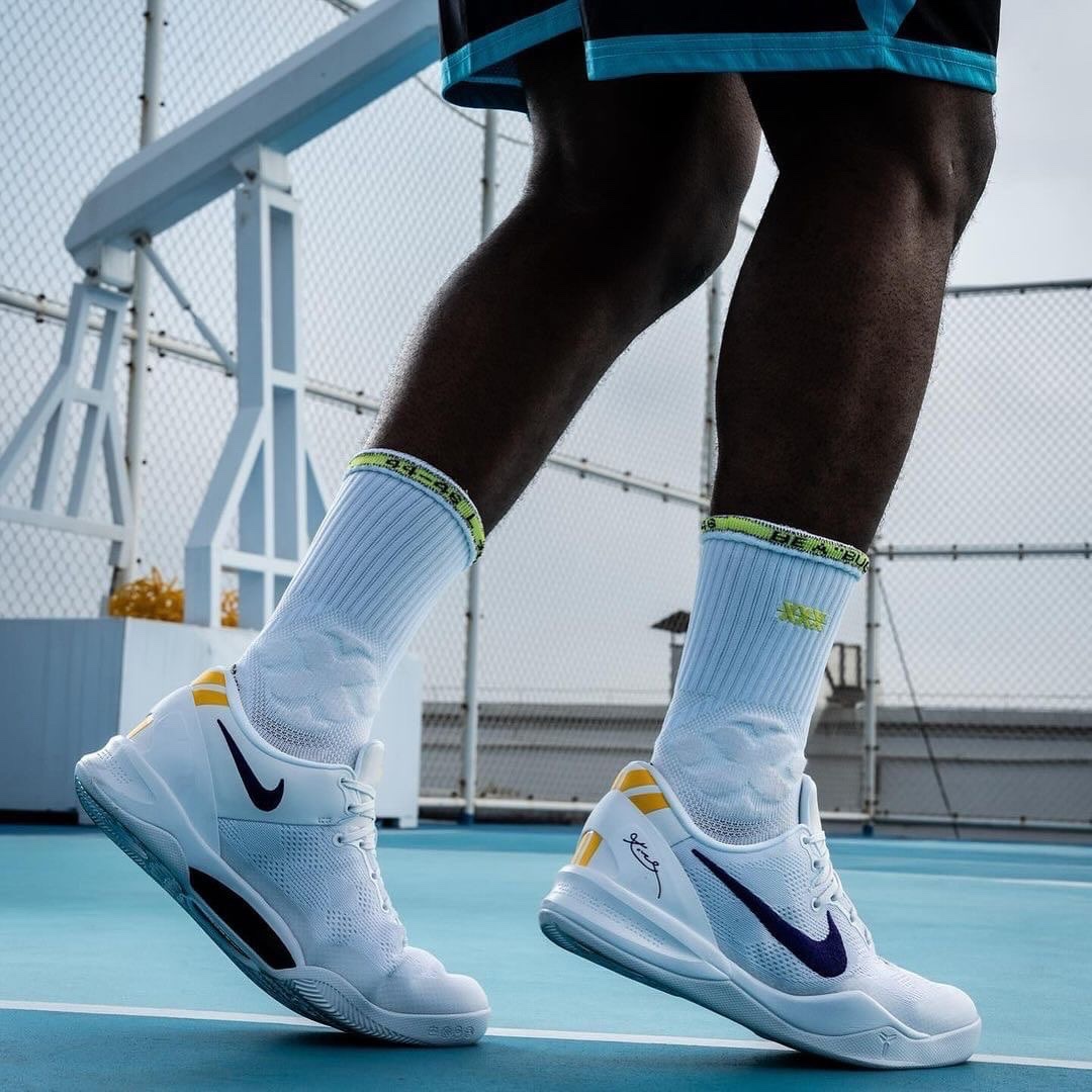 Nike Kobe 8 Protro White and Court Purple 착용 스타일 - 3