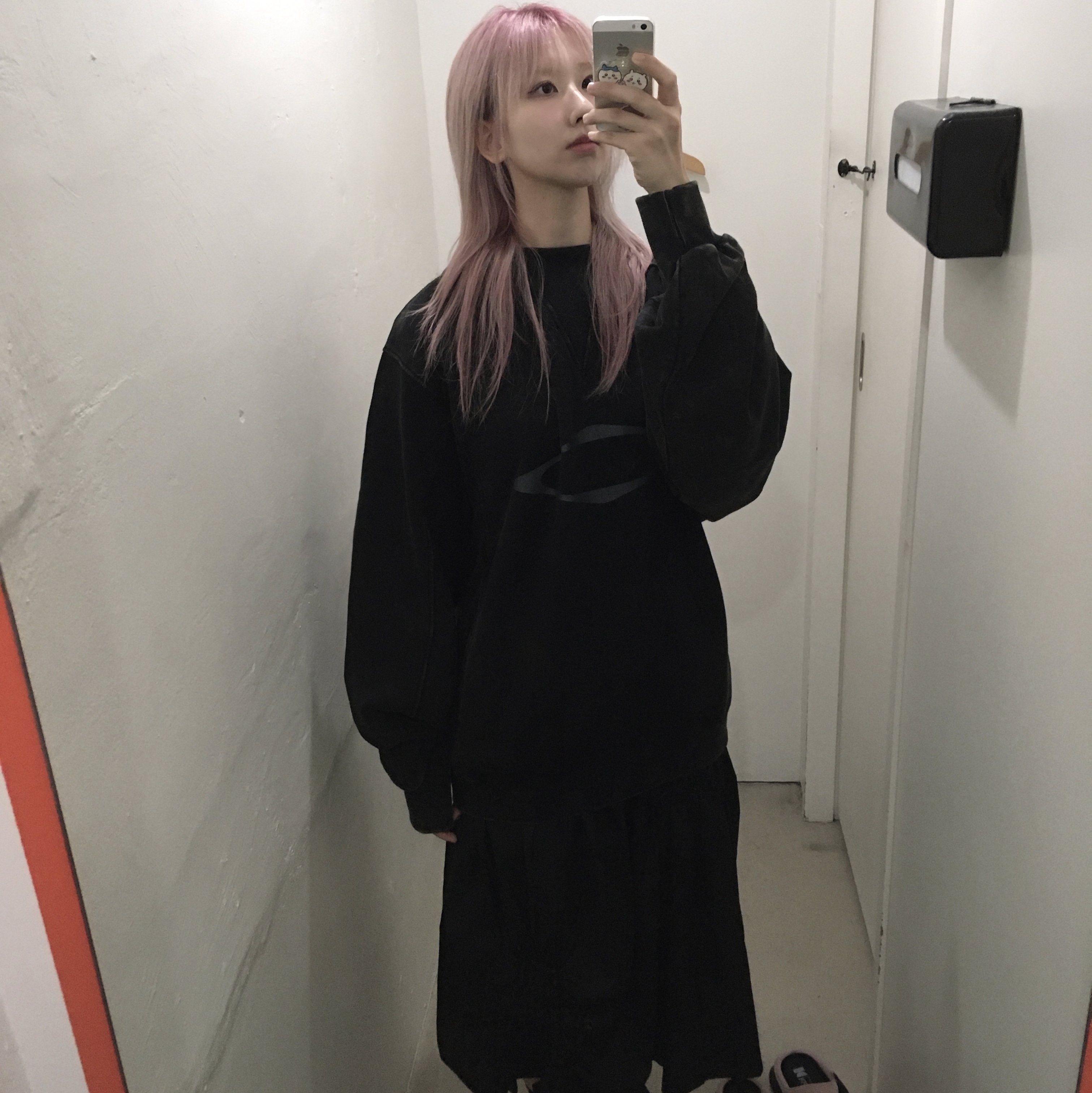 (W) Mischief Bleached Pullover Hoodie Washed Black 착용 스타일
