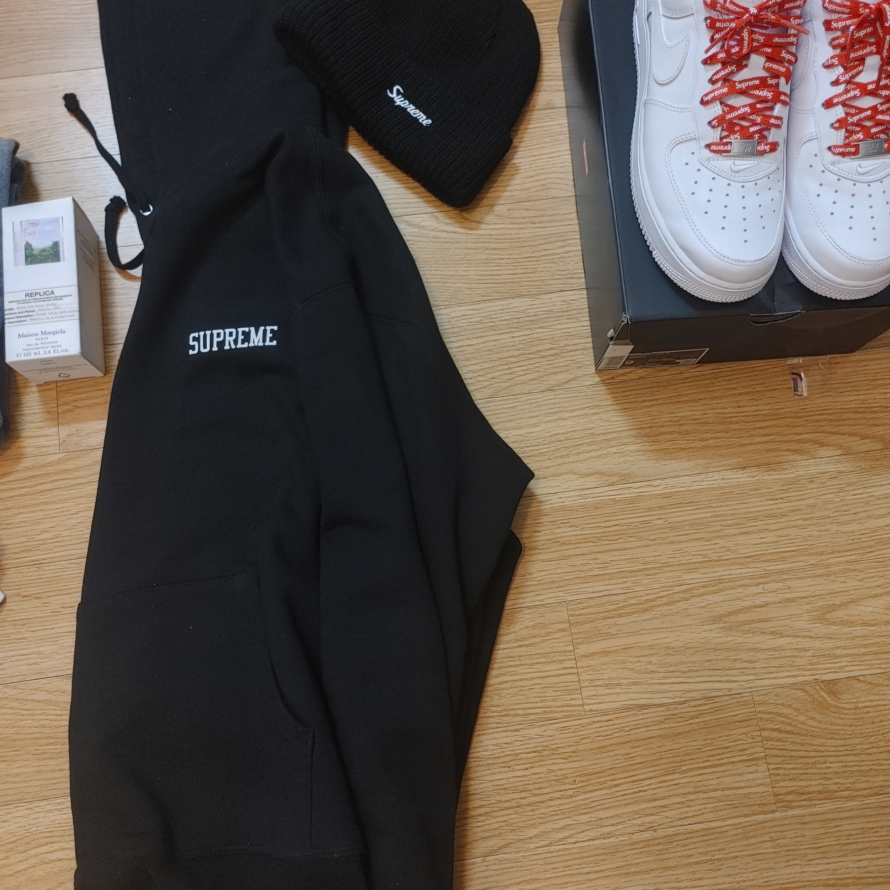 Supreme Loose Gauge Beanie Black, Nike x Supreme Air Force 1 Low White 착용 스타일