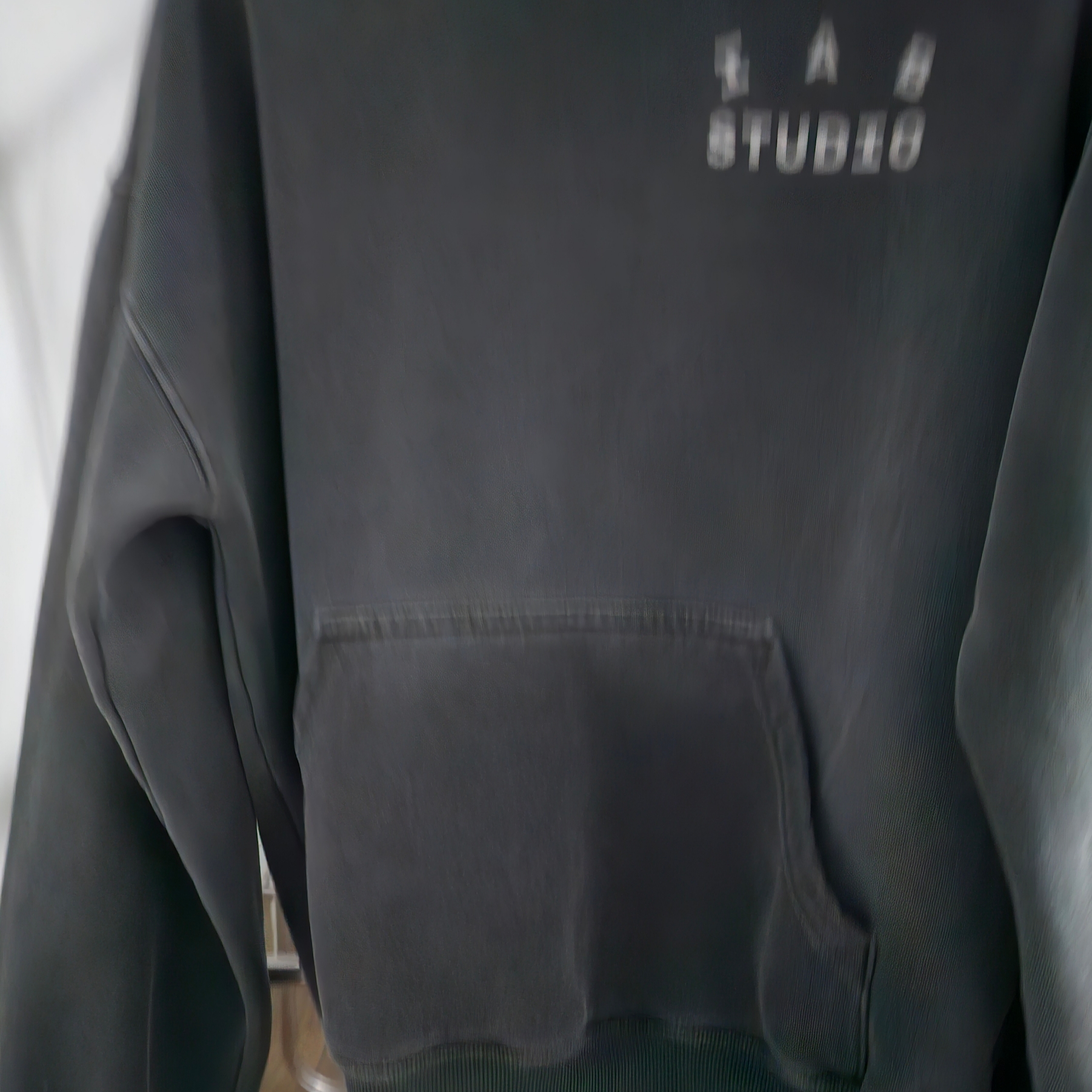 IAB Studio Pigment Hoodie Black 착용 스타일 - 1