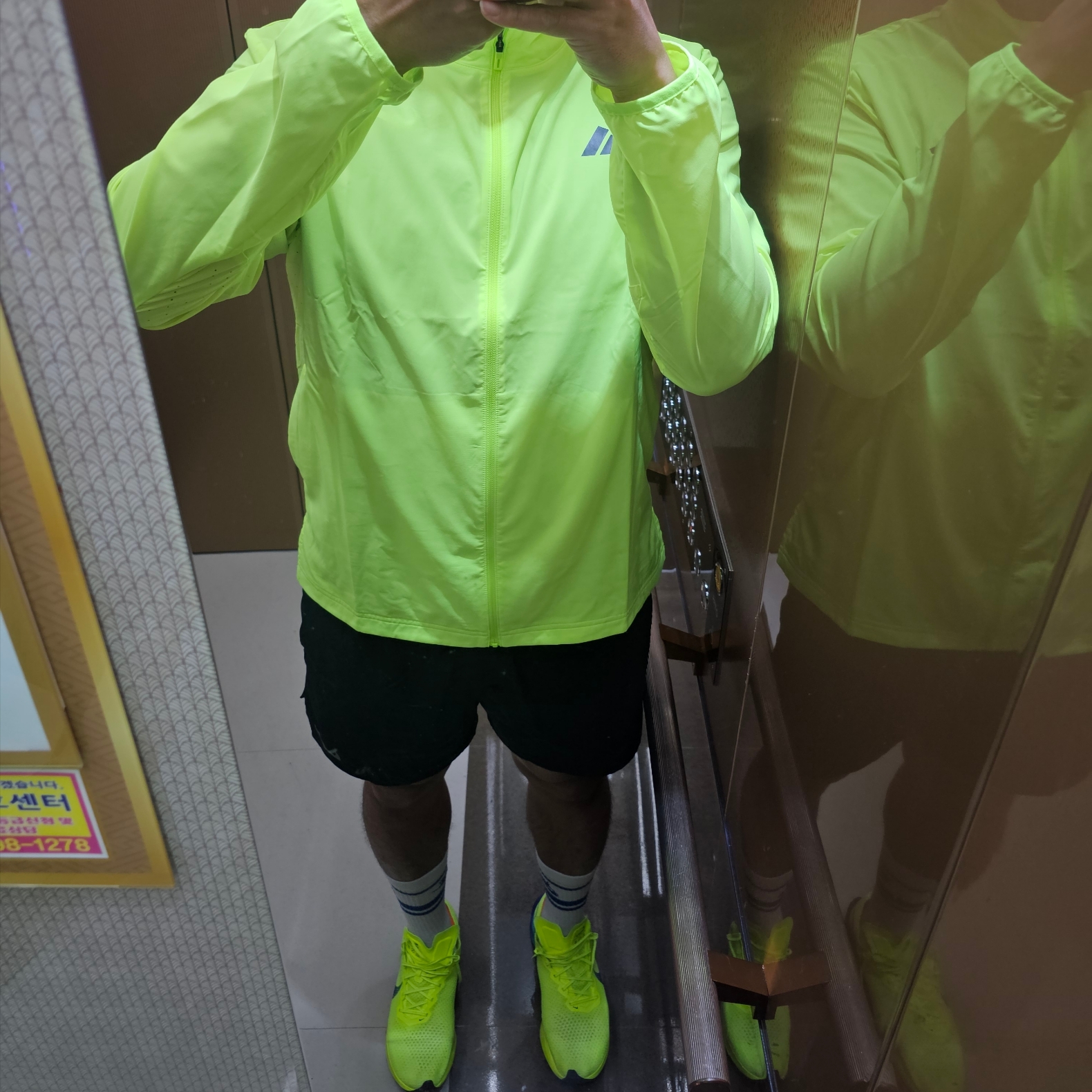 Nike ZoomX Vaporfly Next% 3 Volt Scream Green, Nike NSW Everyday Essential Crew Socks White Game Royal (3 Pack/Korean Ver.) 착용 스타일