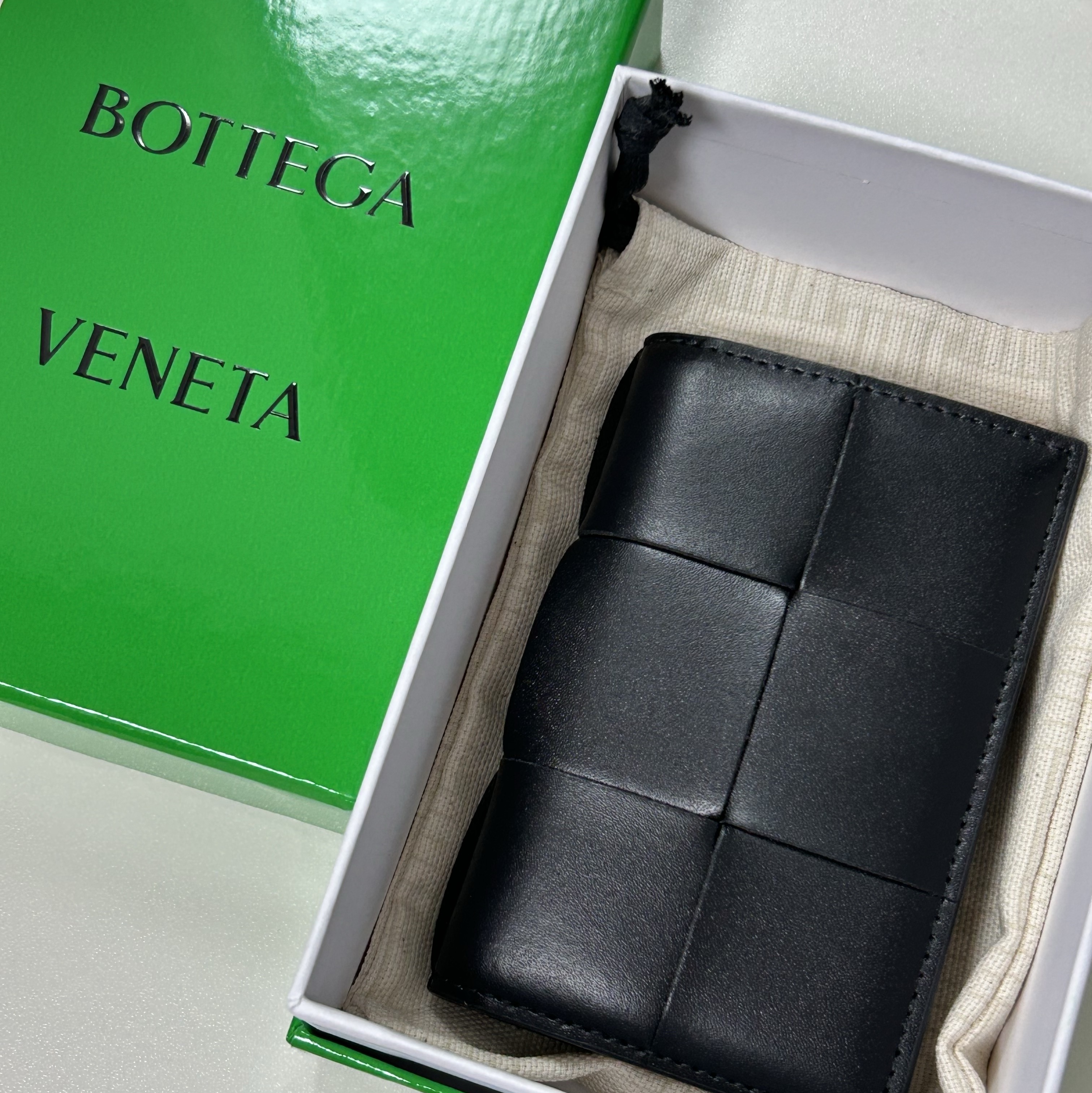 Bottega Veneta Flap Card Case Black 착용 스타일