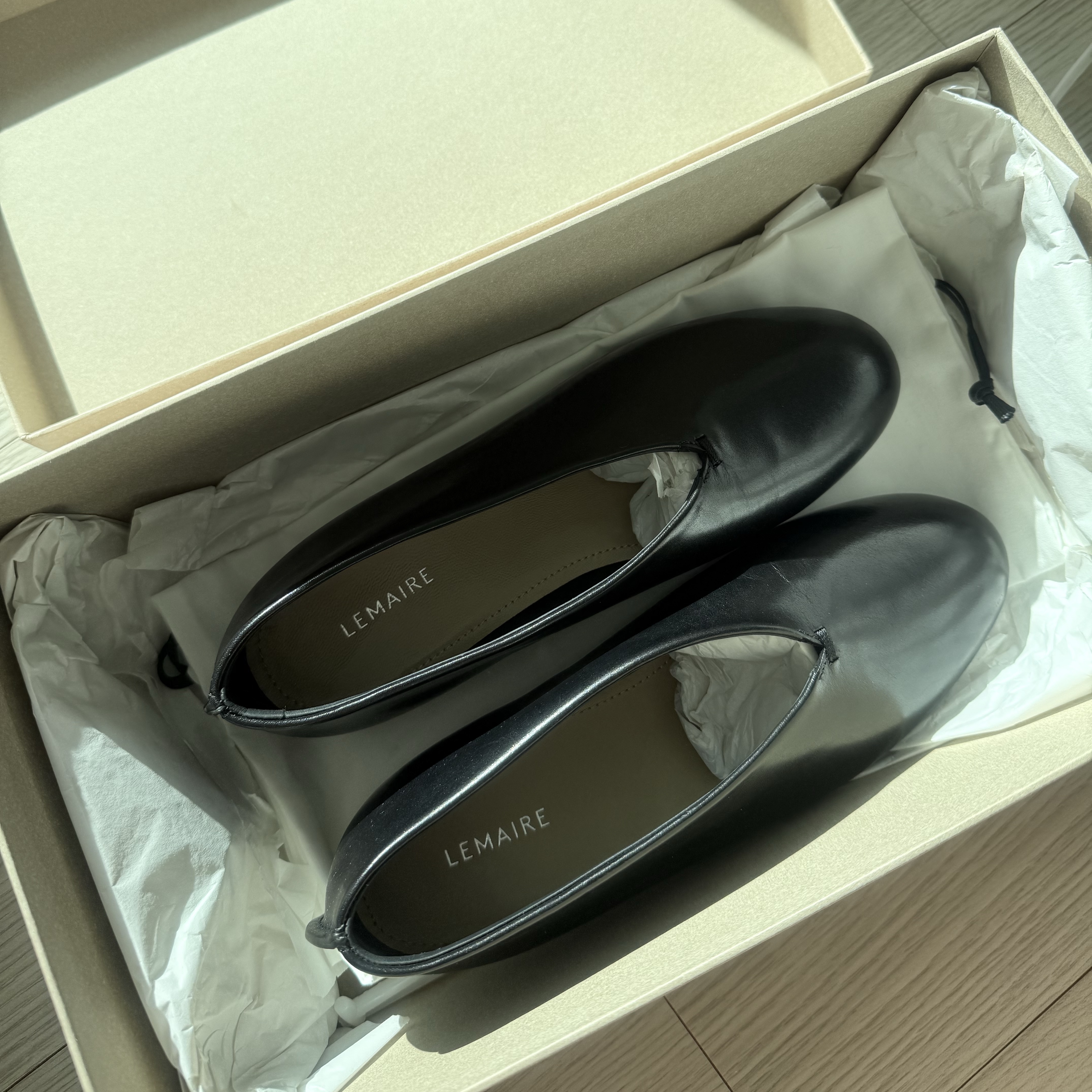 (W) Lemaire Stitch Slippers Black 착용 스타일 - 2