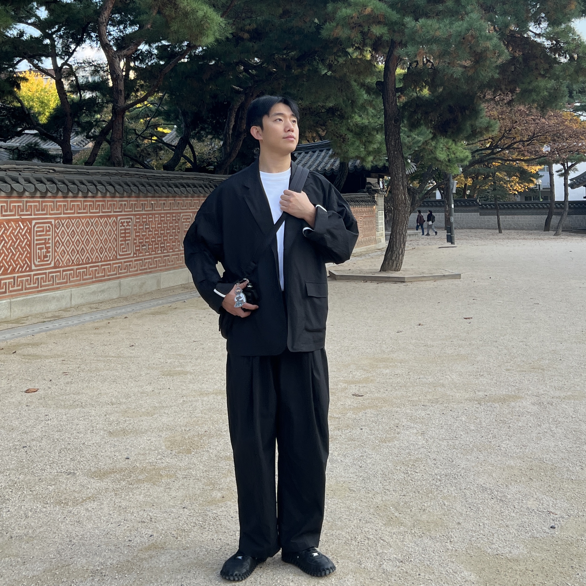 Nike x Jacquemus J Force 1 Low LX SP Black, Amiacalva Gabardine Body Bag Black 착용 스타일 - 2