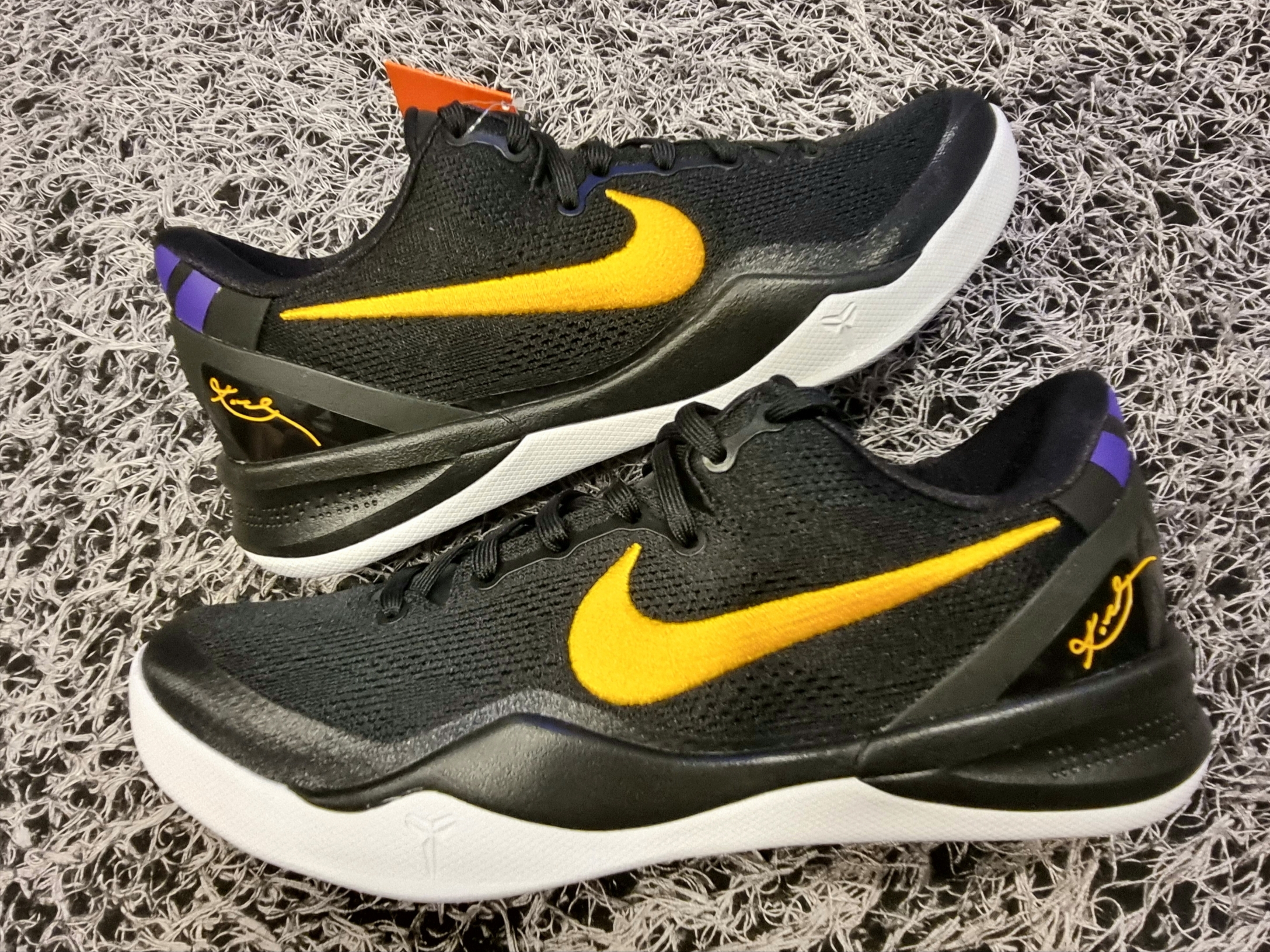 Nike Kobe 8 Protro Black and University Gold 착용 스타일 - 2