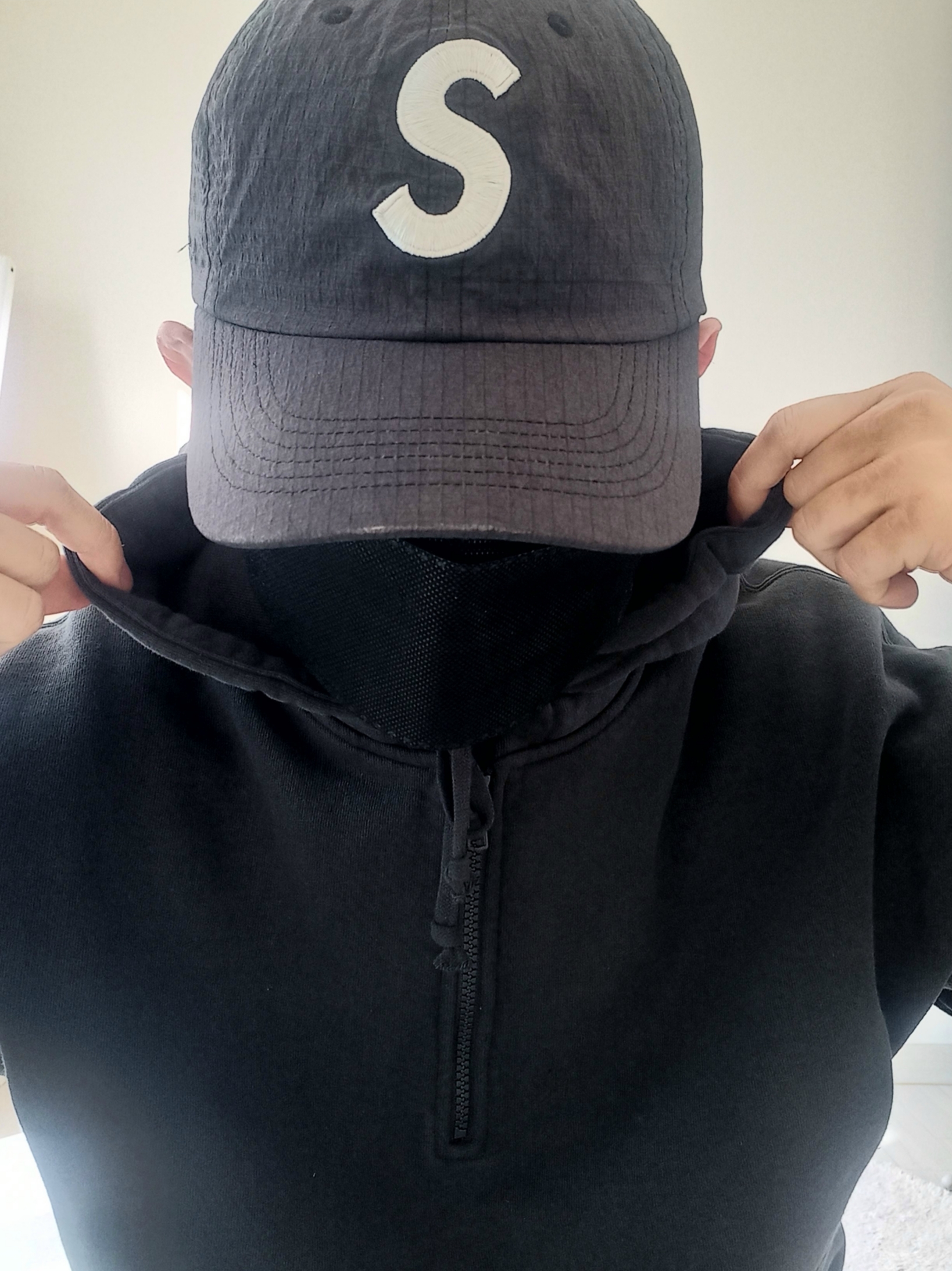 Supreme Cordura Ripstop S Logo 6-Panel Black - 23SS, Supreme Wrapped Half Zip Hooded Sweatshirt Washed Black - 24SS 착용 스타일 - 2
