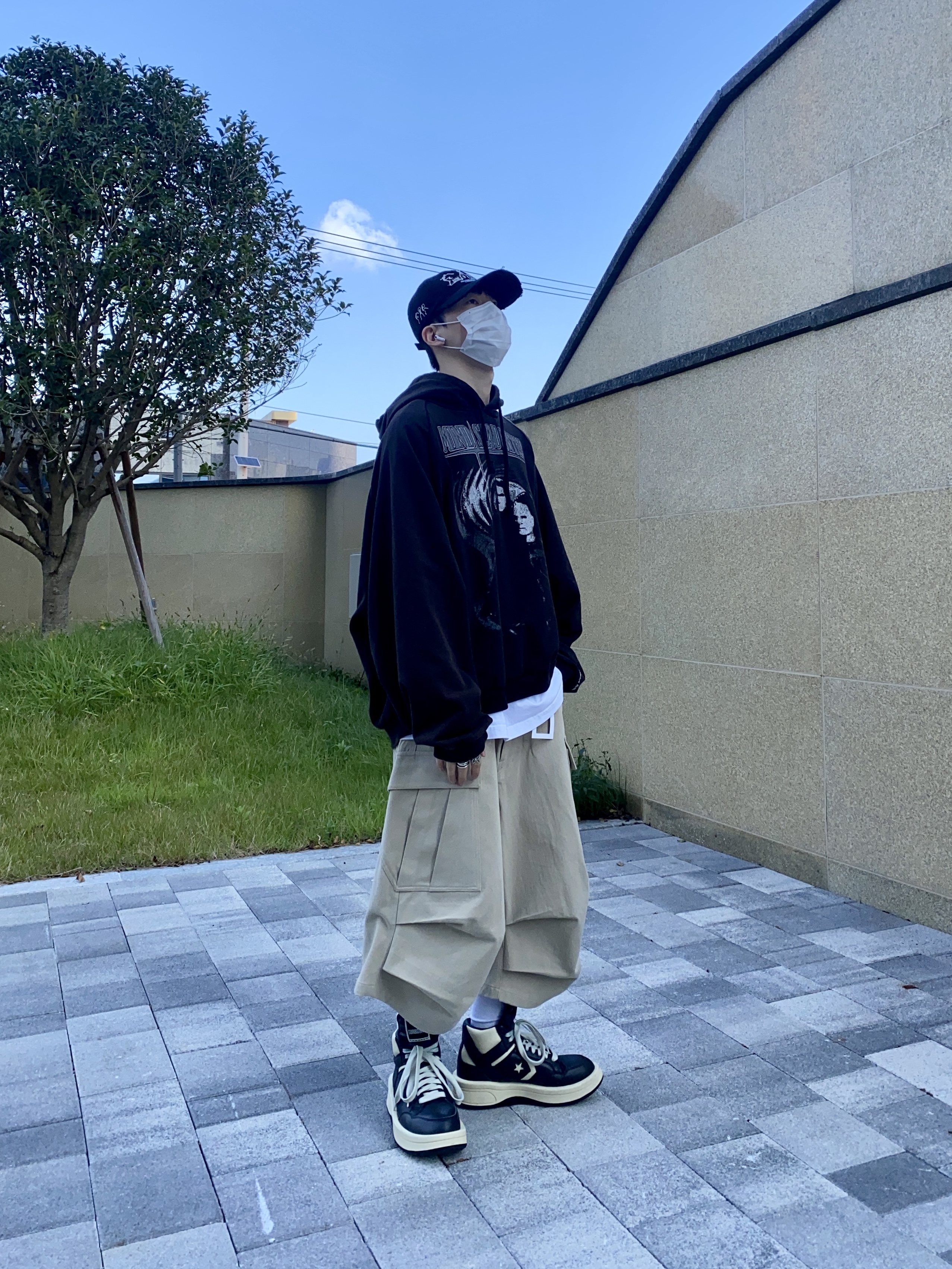Converse x Drkshdw Turbowpn Black Cream, Nonnod Side Cargo Shorts Beige 착용 스타일 - 4