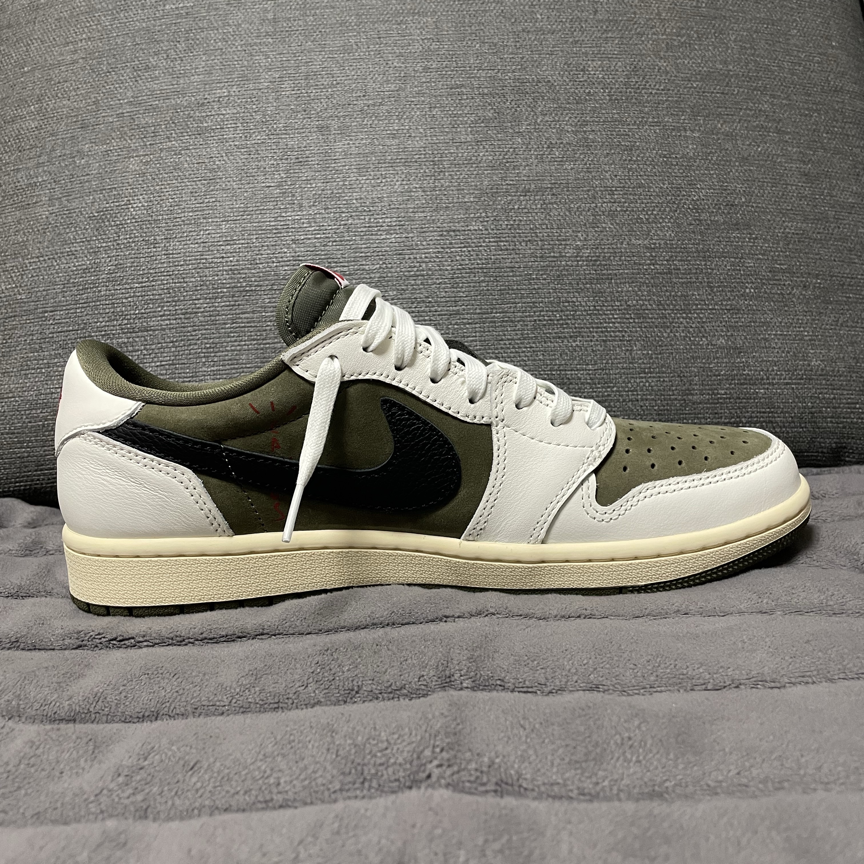 Jordan 1 x Travis Scott Retro Low OG SP Reverse Olive 착용 스타일 - 3