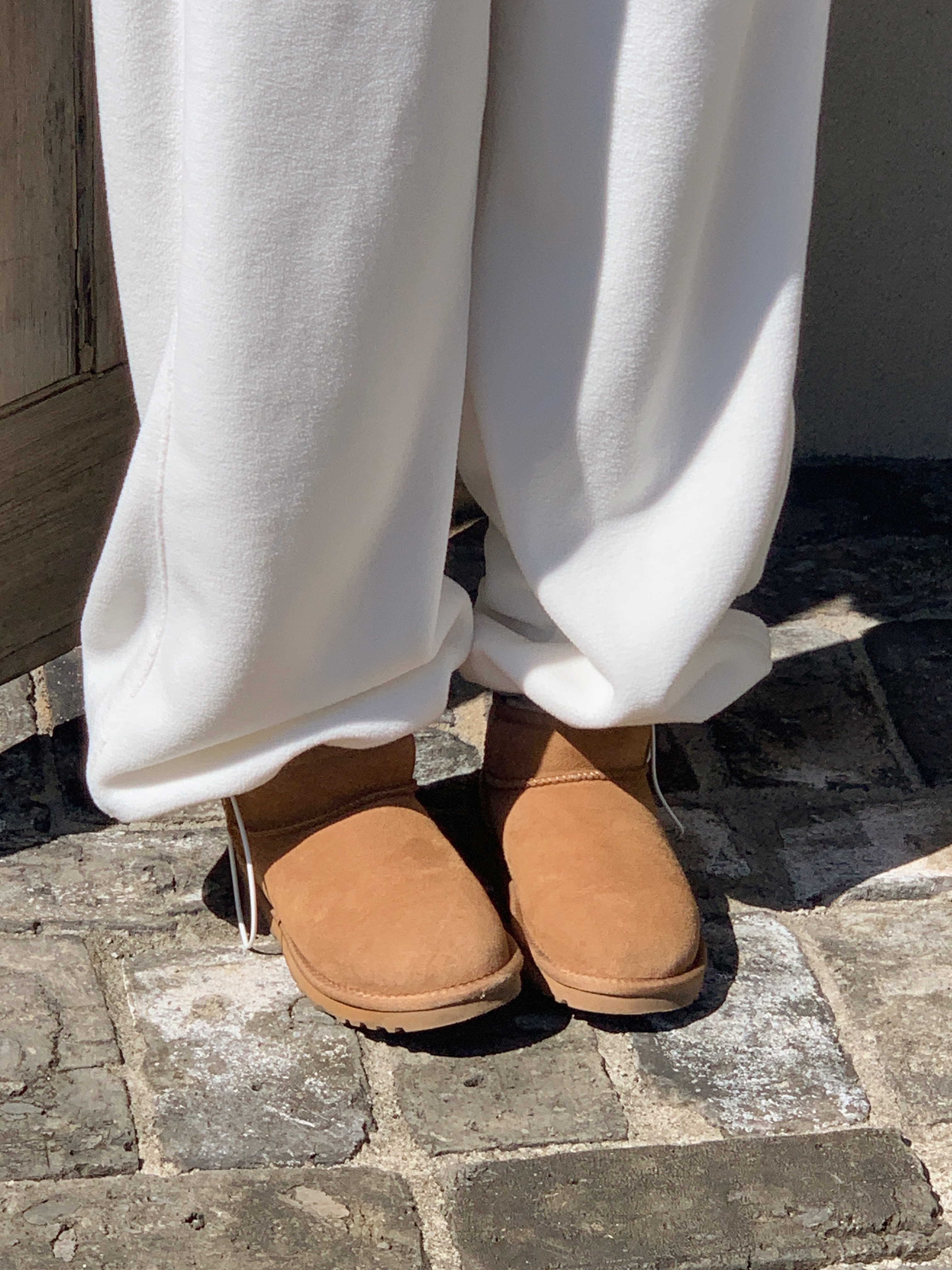 (W) UGG Classic Ultra Mini Boots Chestnut 착용 스타일 - 1