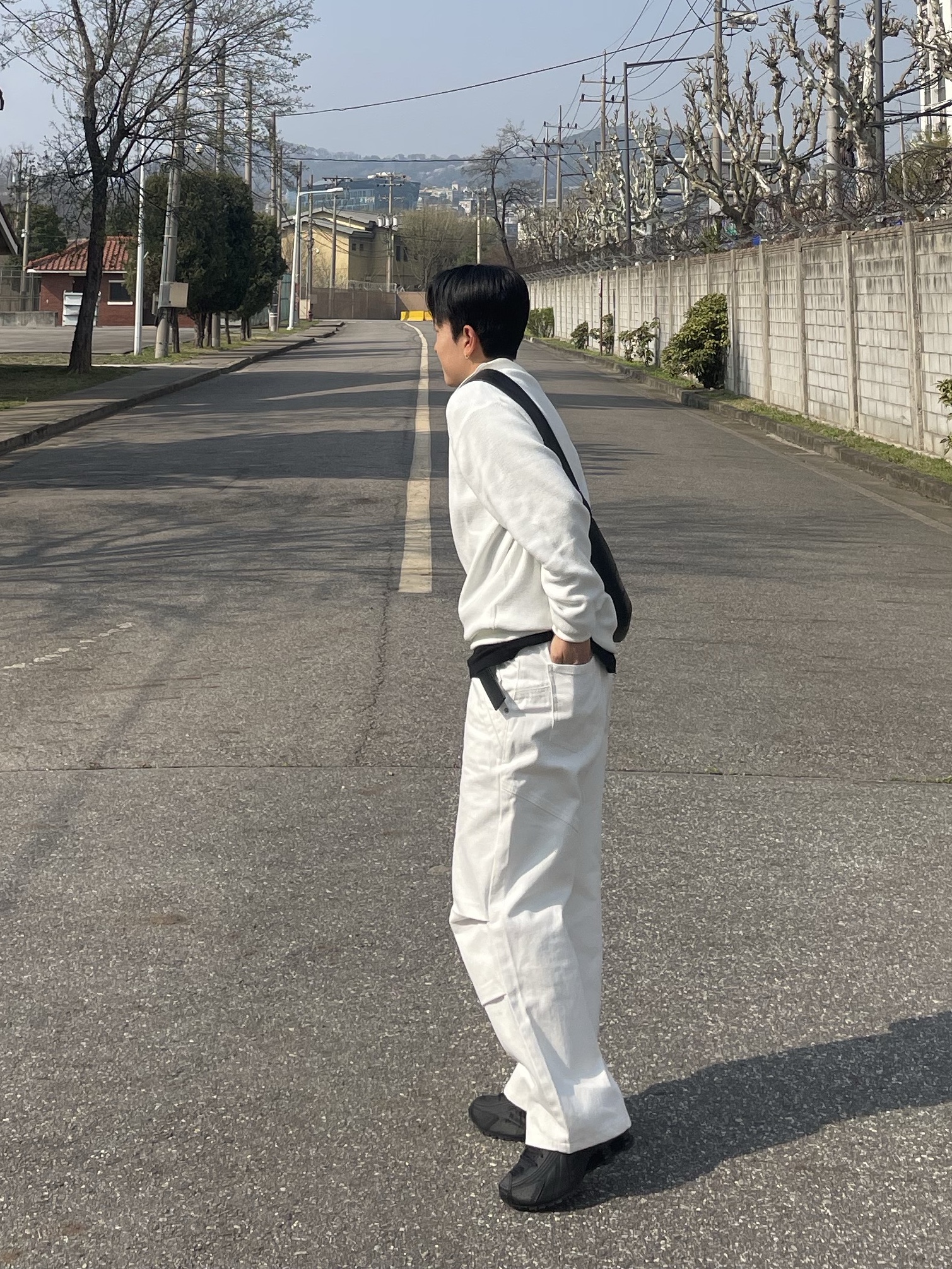 Lemaire Small Croissant Bag Soft Nappa Leather Black, (W) Nike Shox R4 Black 착용 스타일 - 2
