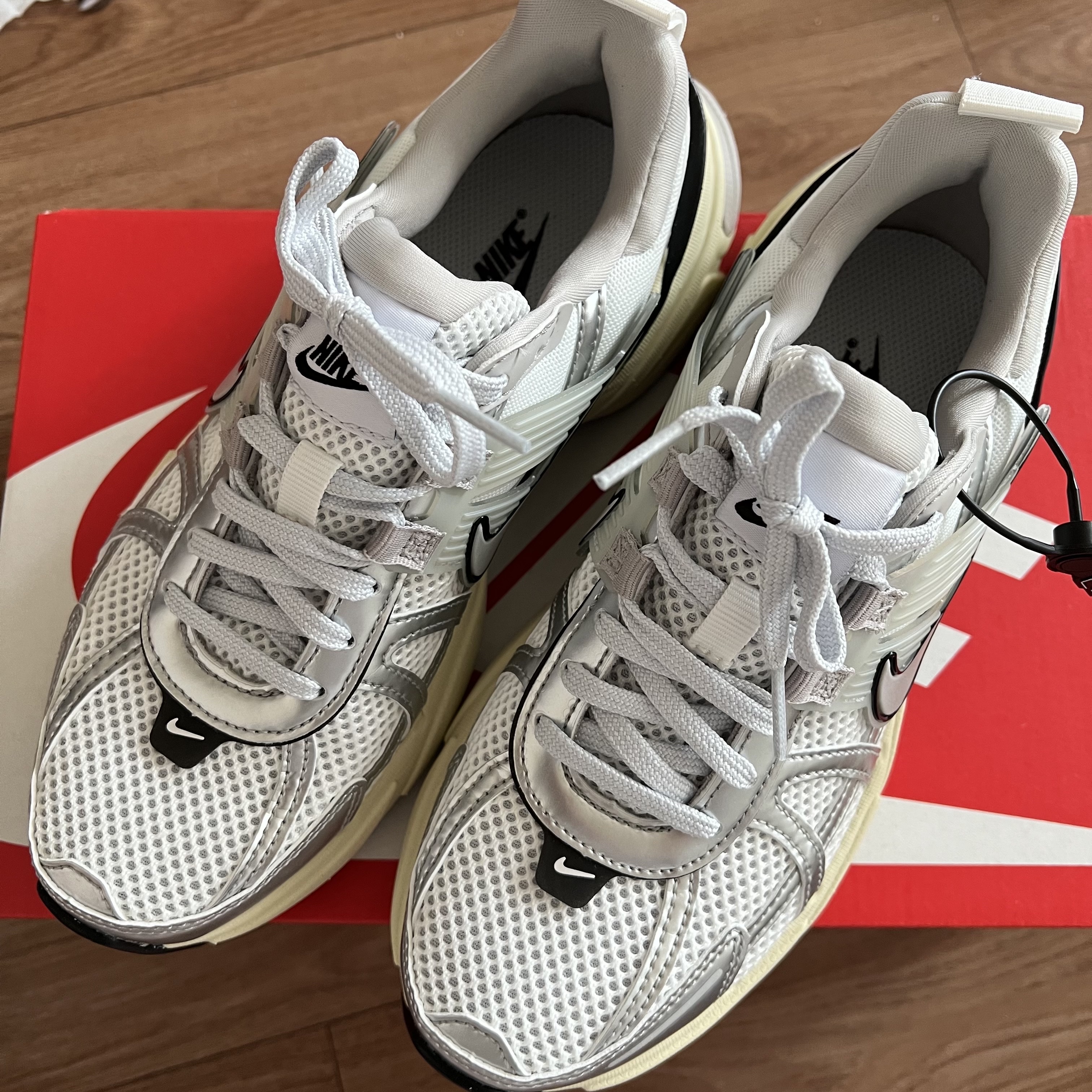 Nike V2K Run Summit White Metallic Silver 착용 스타일