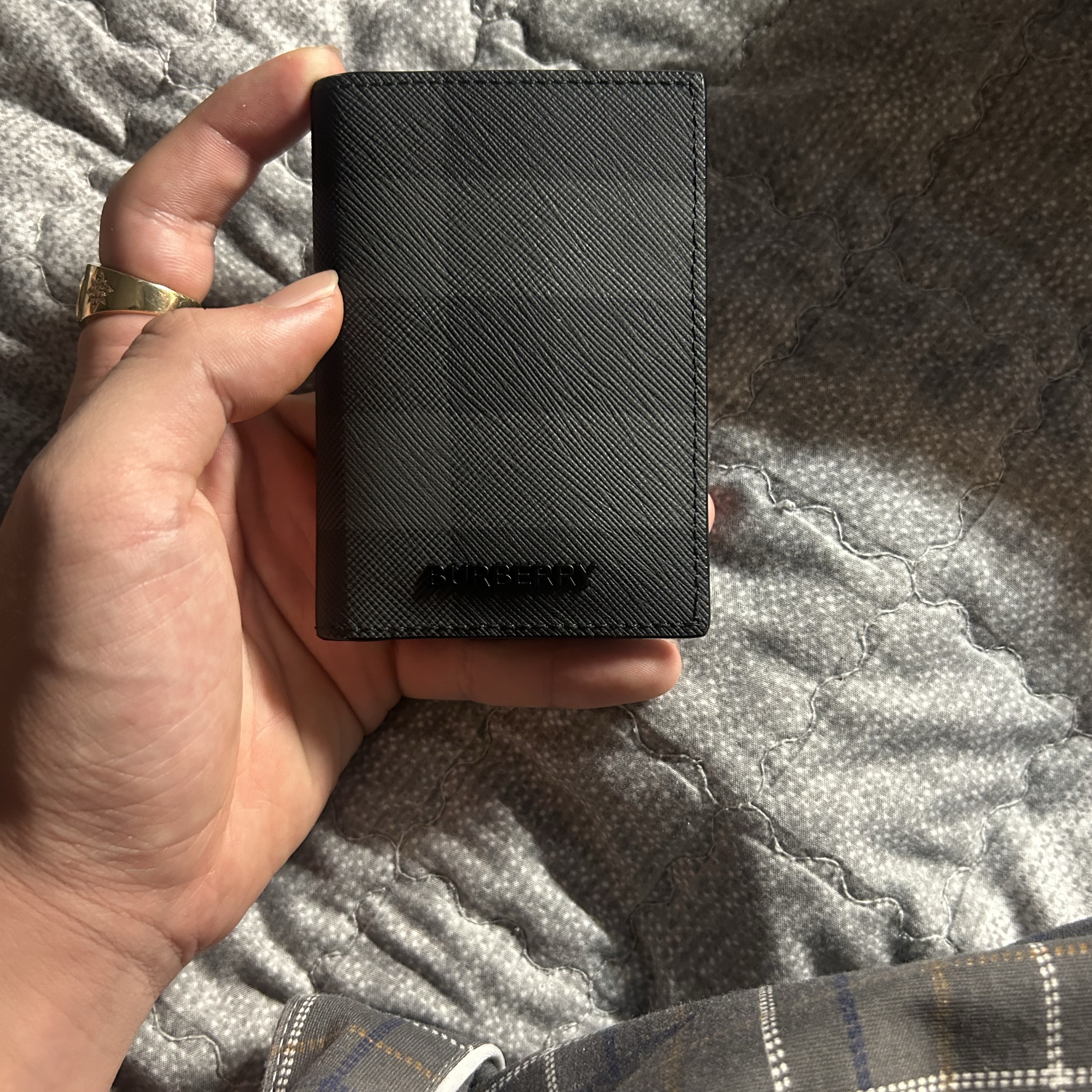 Burberry Logo Check Card Case Charcoal 착용 스타일