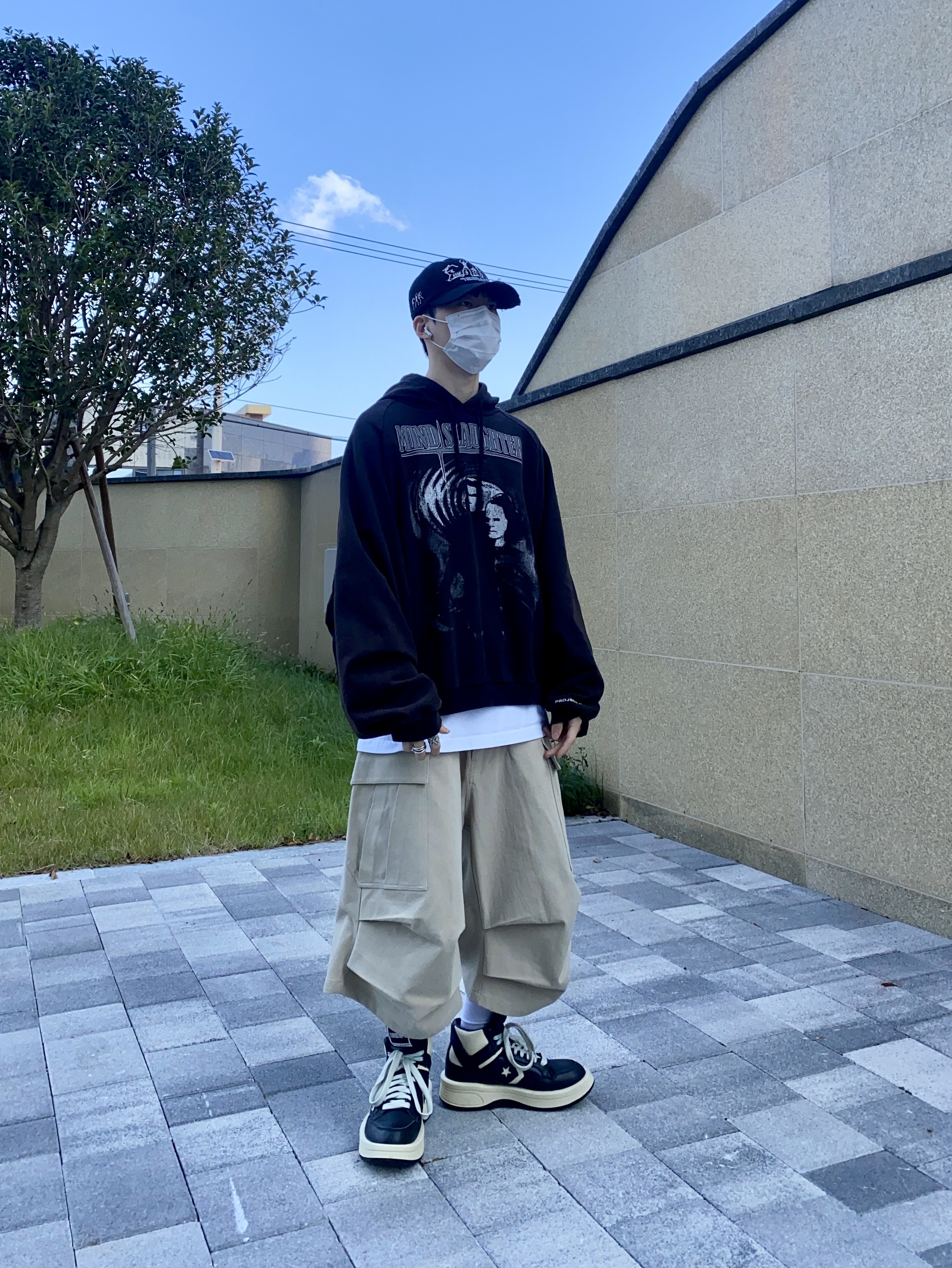 Converse x Drkshdw Turbowpn Black Cream, Nonnod Side Cargo Shorts Beige 착용 스타일 - 5