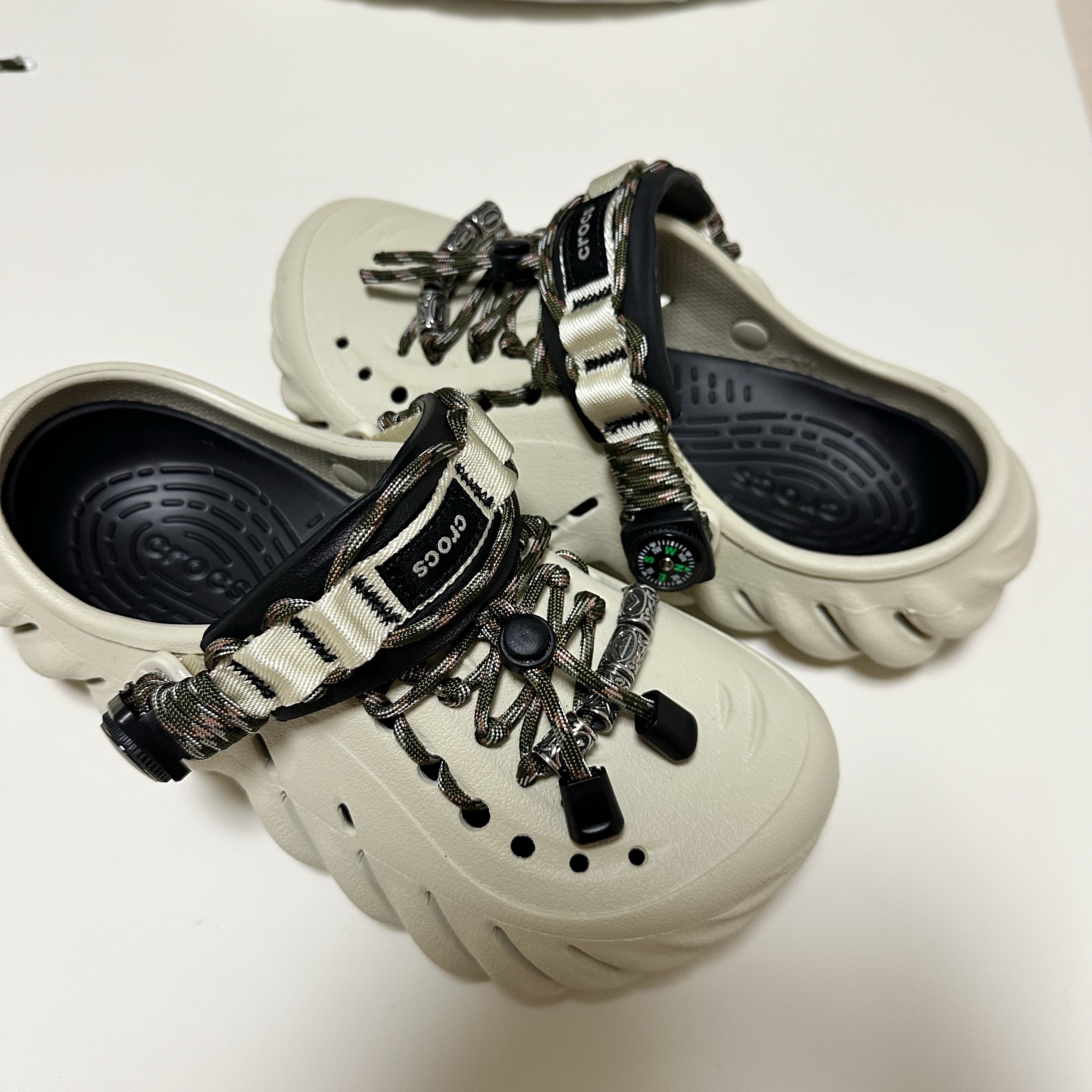 Crocs Echo Clog Bone Black 착용 스타일