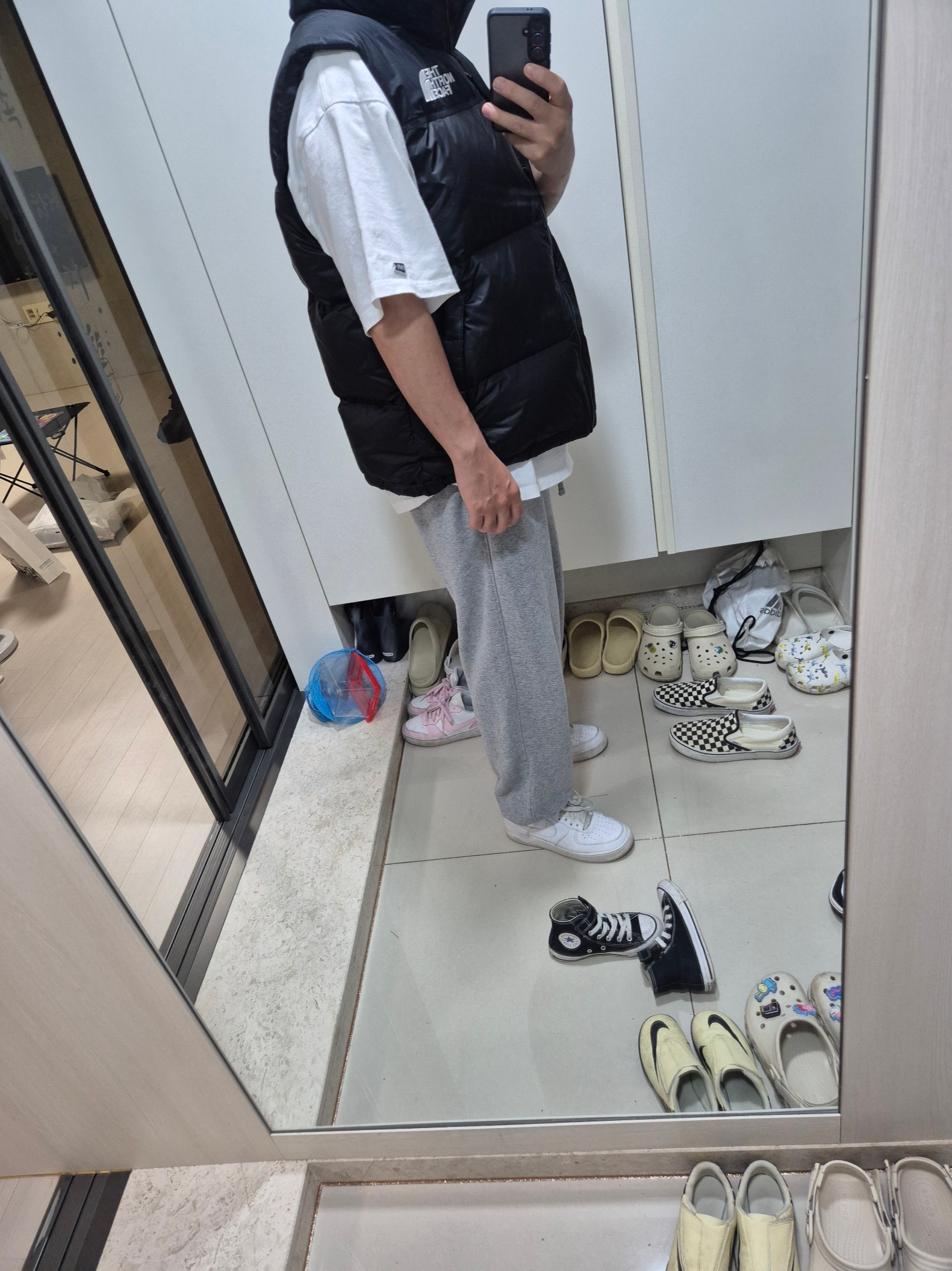 The North Face 1996 Eco Nuptse Vest Black 착용 스타일 - 2