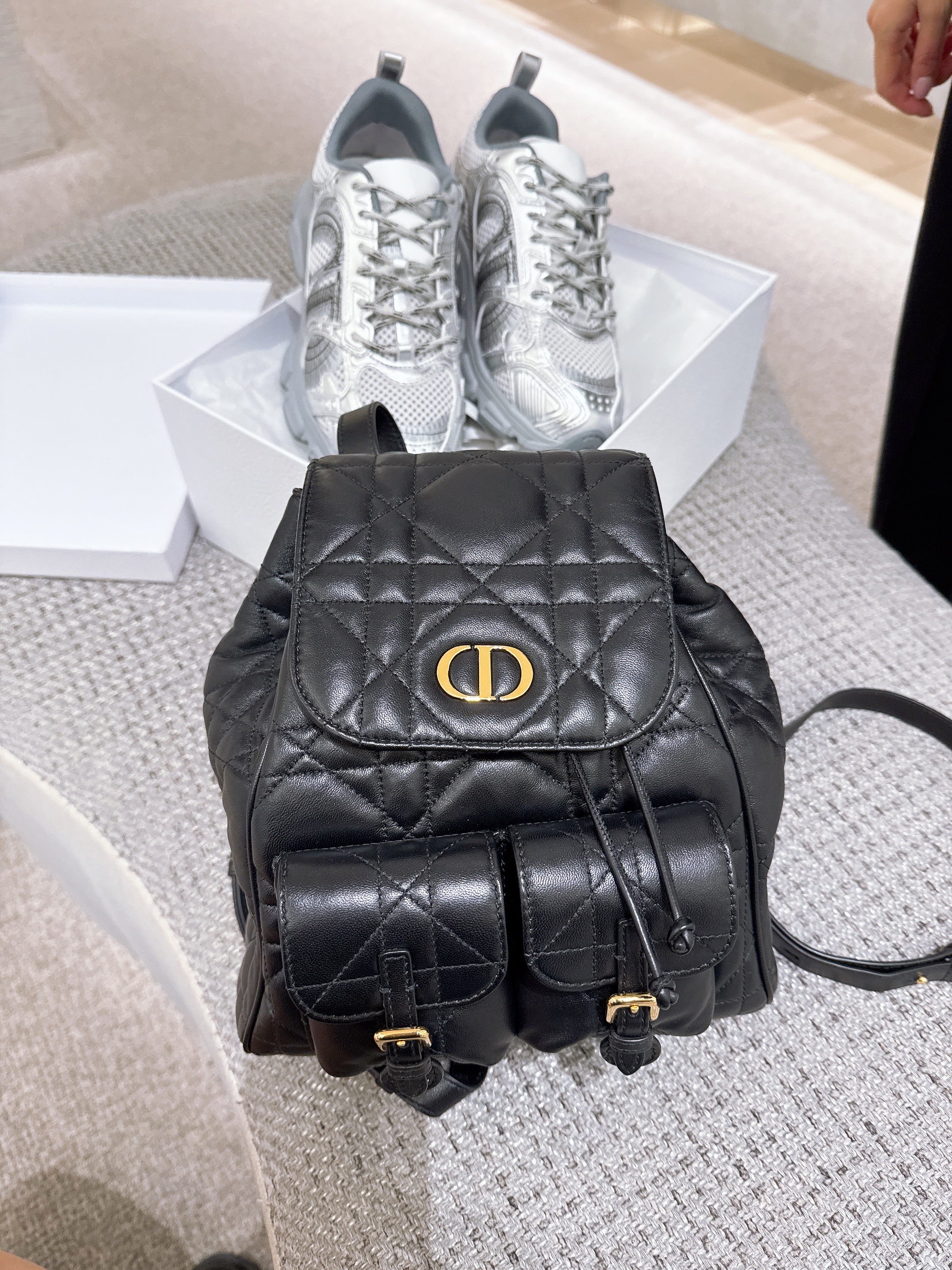 Dior Caro Medium Backpack Macrocannage Calfskin Black, (W) Dior Chrono Sneakers Mesh Laminated Leather Gray Silver 착용 스타일 - 1