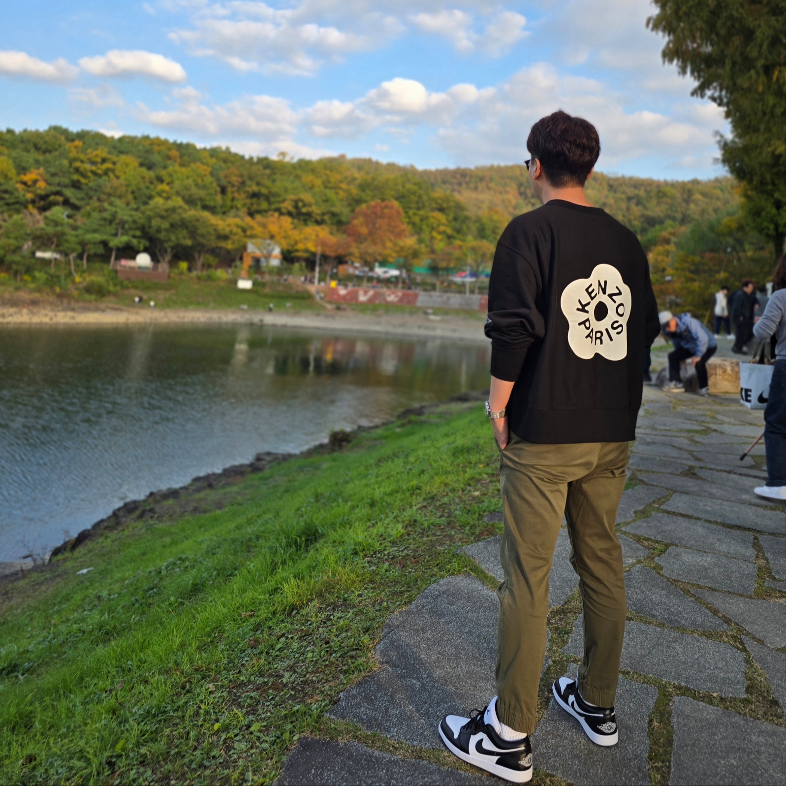 Kenzo Boke Flower 2.0 Loose Sweatshirt Black 착용 스타일