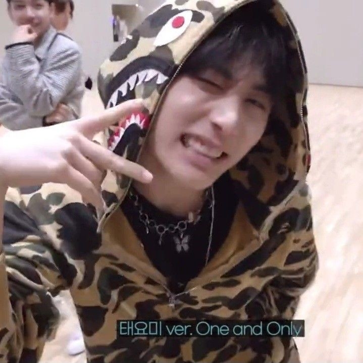 BAPE PONR ABC Camo Shark Full Zip Hoodie Army Green 착용 스타일 - 4