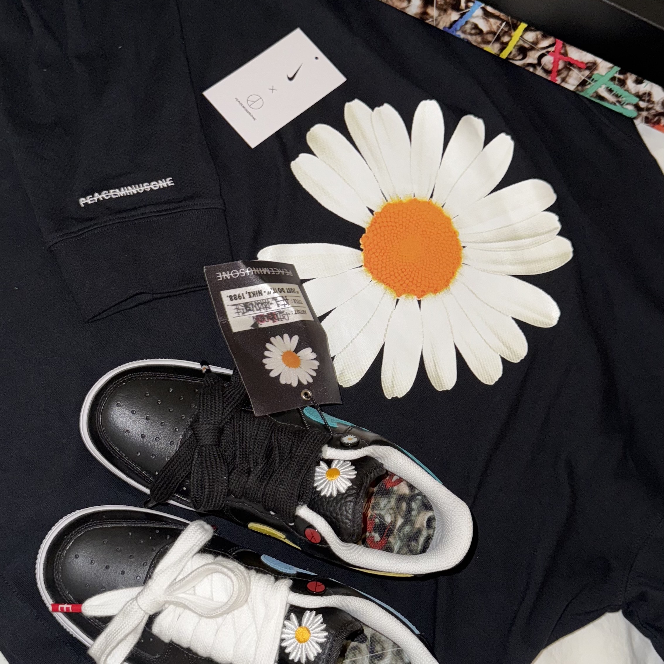 Nike x Peaceminusone Air Force 1 Low Para-Noise 3.0 Black and Multicolor, Nike x Peaceminusone LS T-Shirt Black (DR0097-010) 착용 스타일 - 4