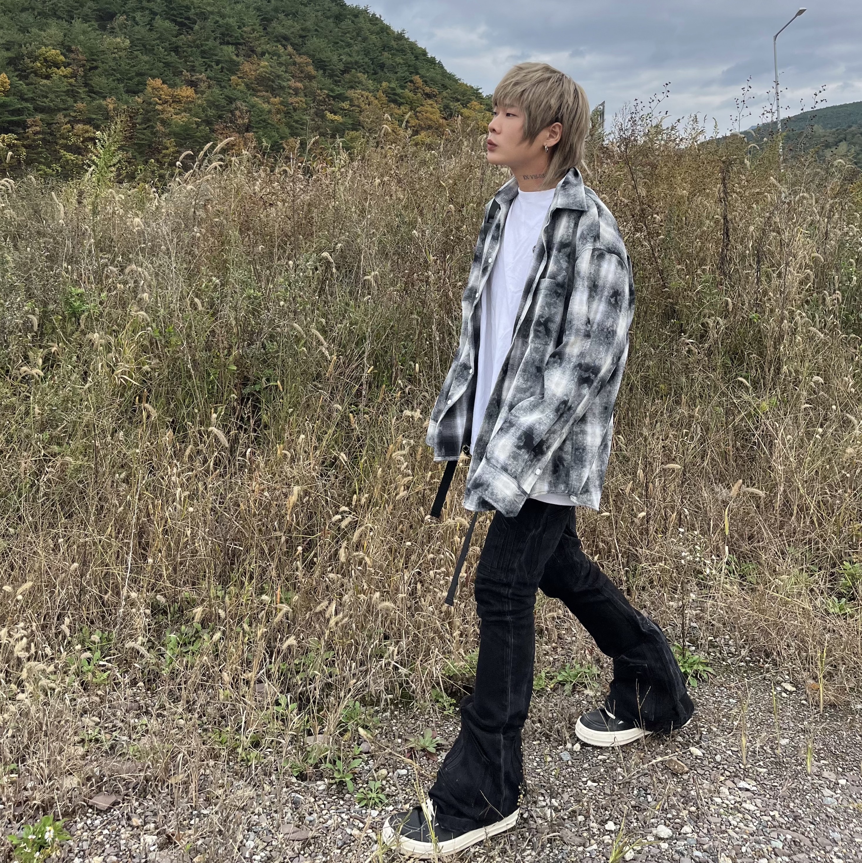 Rick Owens Lido Vintage Sneakers Black Milk, Permanent Archive Bleached Check Shirt Black & White 착용 스타일 - 1