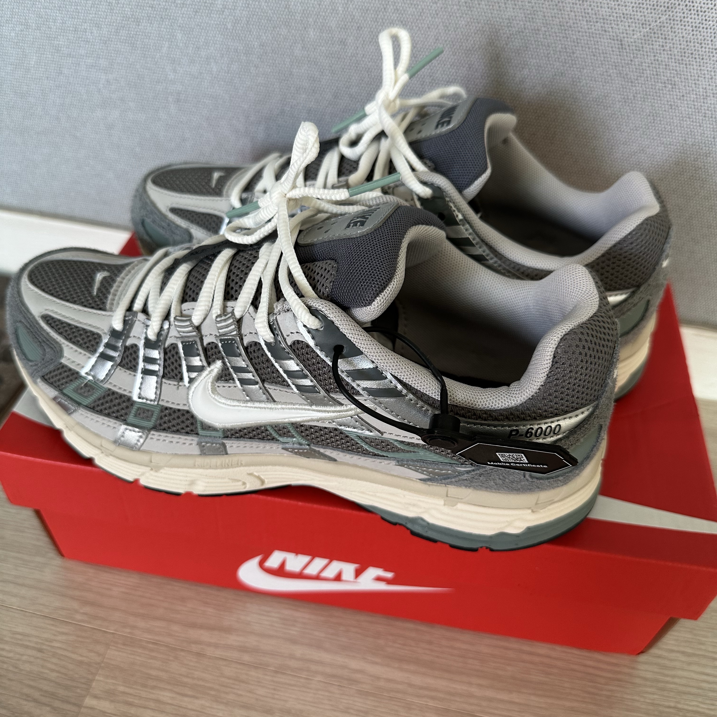 Nike P-6000 Flat Pewter Light Iron Ore 착용 스타일