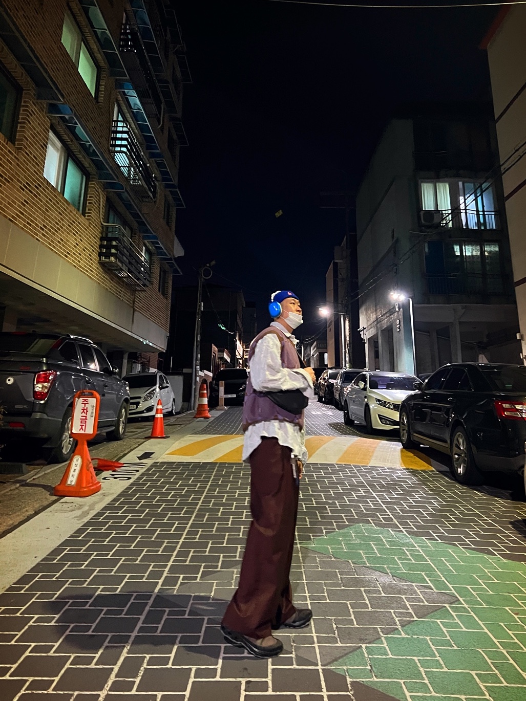 On Running x Post Archive Faction (Paf) Cloudventure Peak Cacao Espresso, Lemaire Small Croissant Bag Soft Grained Leather Dark Chocolate 착용 스타일 - 6