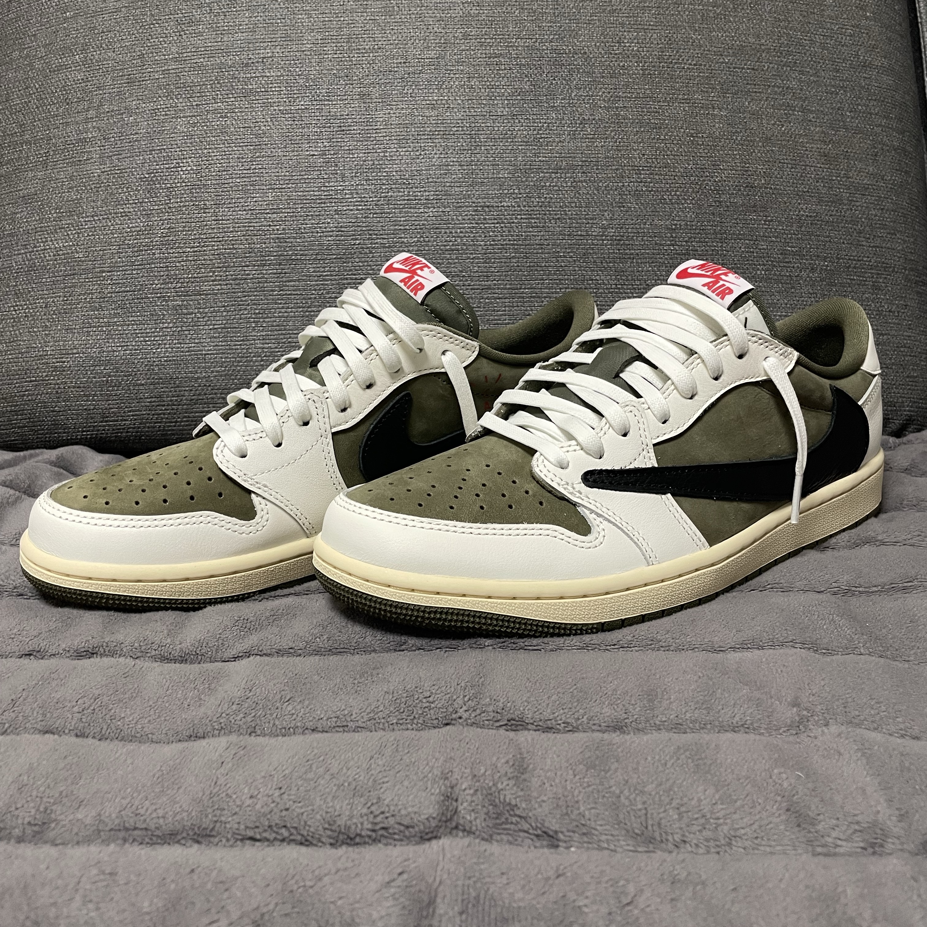 Jordan 1 x Travis Scott Retro Low OG SP Reverse Olive 착용 스타일 - 5