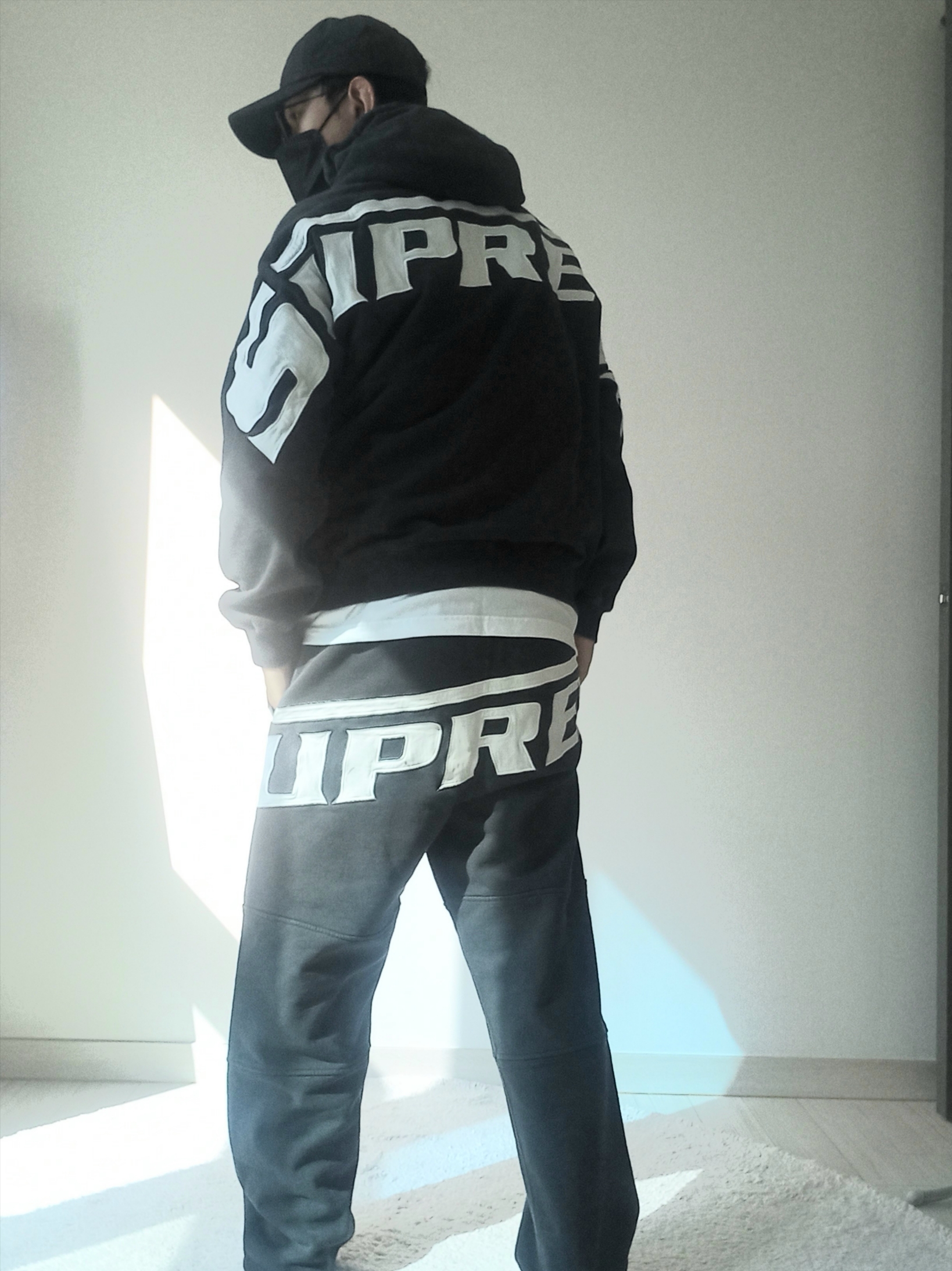 Supreme Wrapped Half Zip Hooded Sweatshirt Washed Black - 24SS, Supreme Wrapped Sweatpant Washed Black - 24SS 착용 스타일 - 2