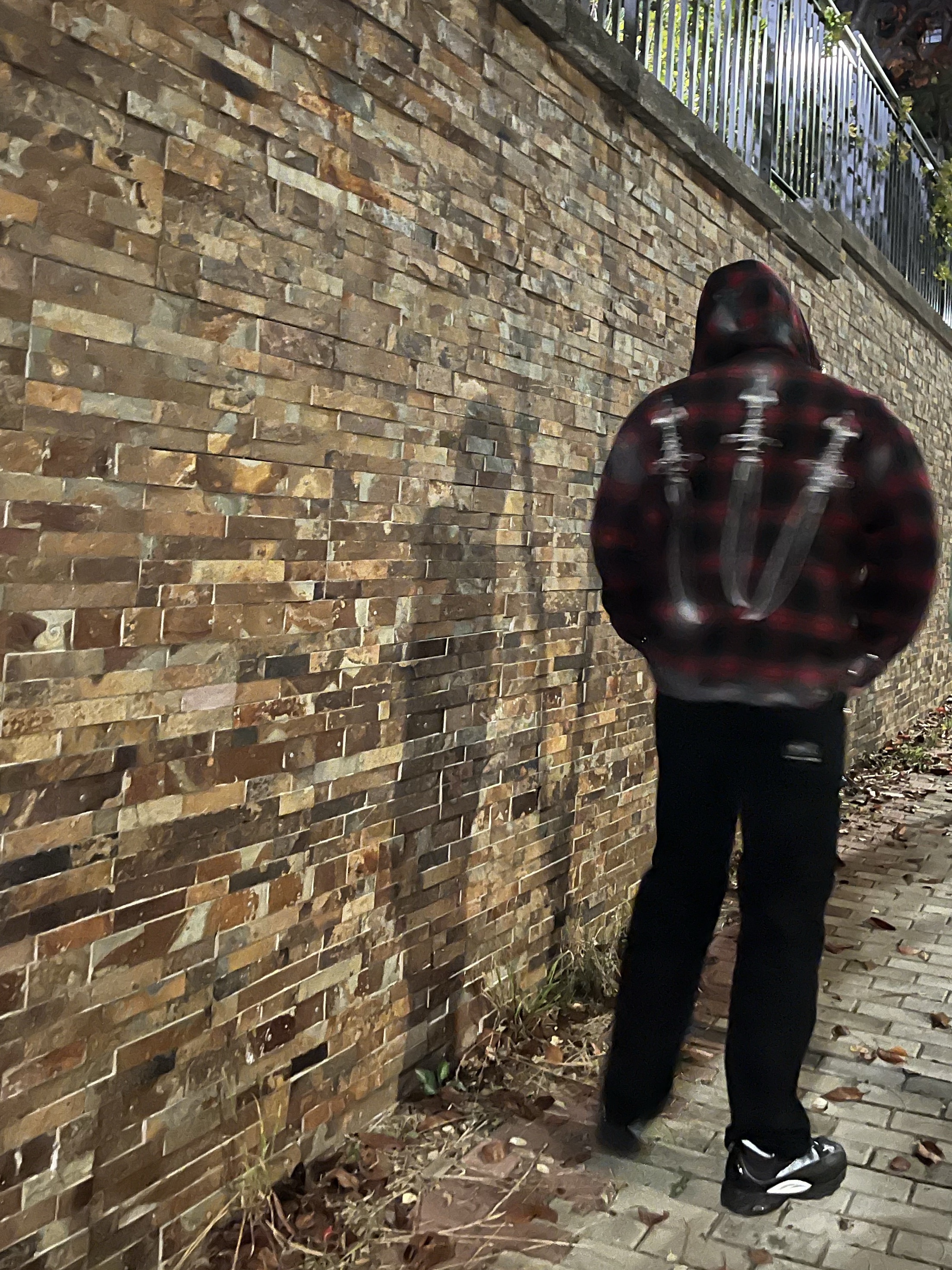 Thug Club Arab Sword Flannel Zip-Up Red - 24FW, Nike x Drake Nocta Air Zoom Drive Black 착용 스타일 - 3