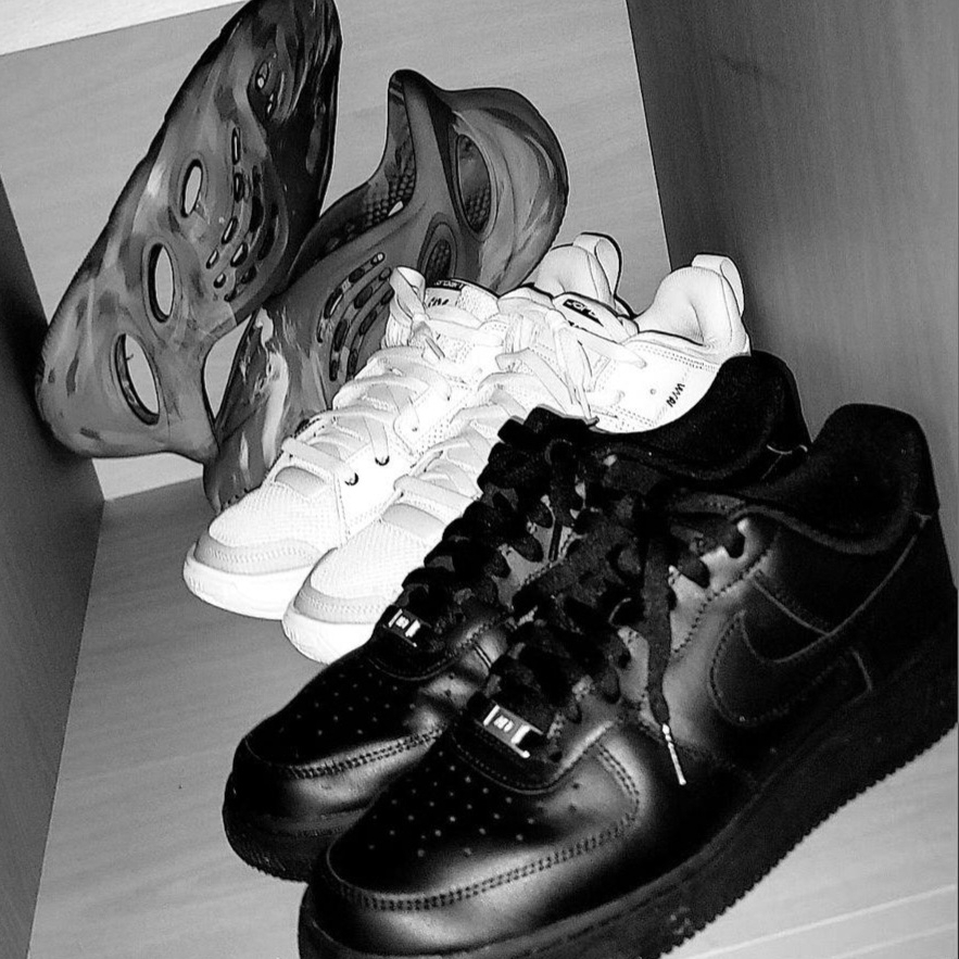 Adidas Yeezy Foam RNNR MX Granite, Nike Air Force 1 '07 Low Triple Black 착용 스타일