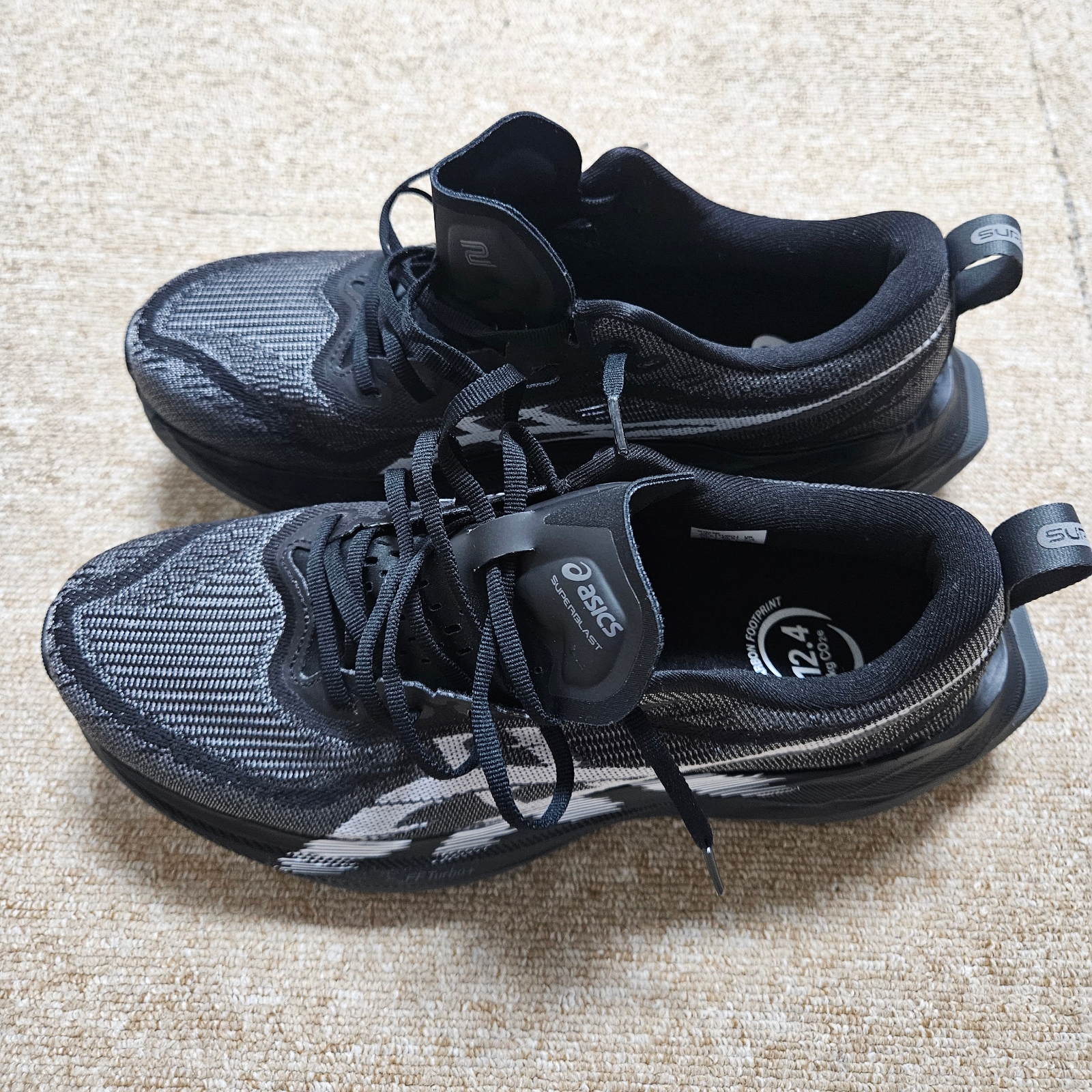 Asics Superblast 2 Black White 착용 스타일 - 1