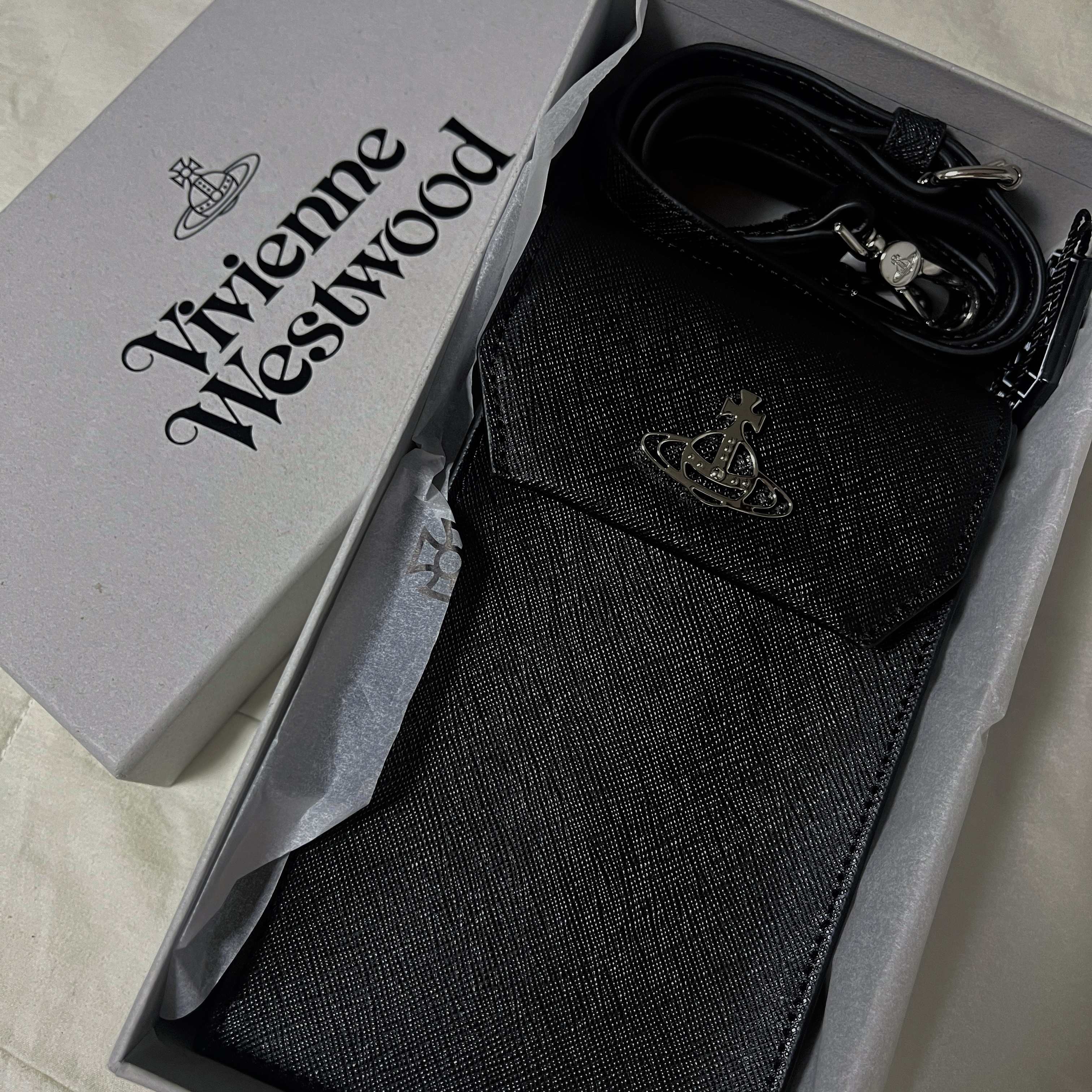 Vivienne Westwood Saffiano Phone Bag Black, Jellycat Bashful Bunny Bag Charm Beige 착용 스타일 - 1
