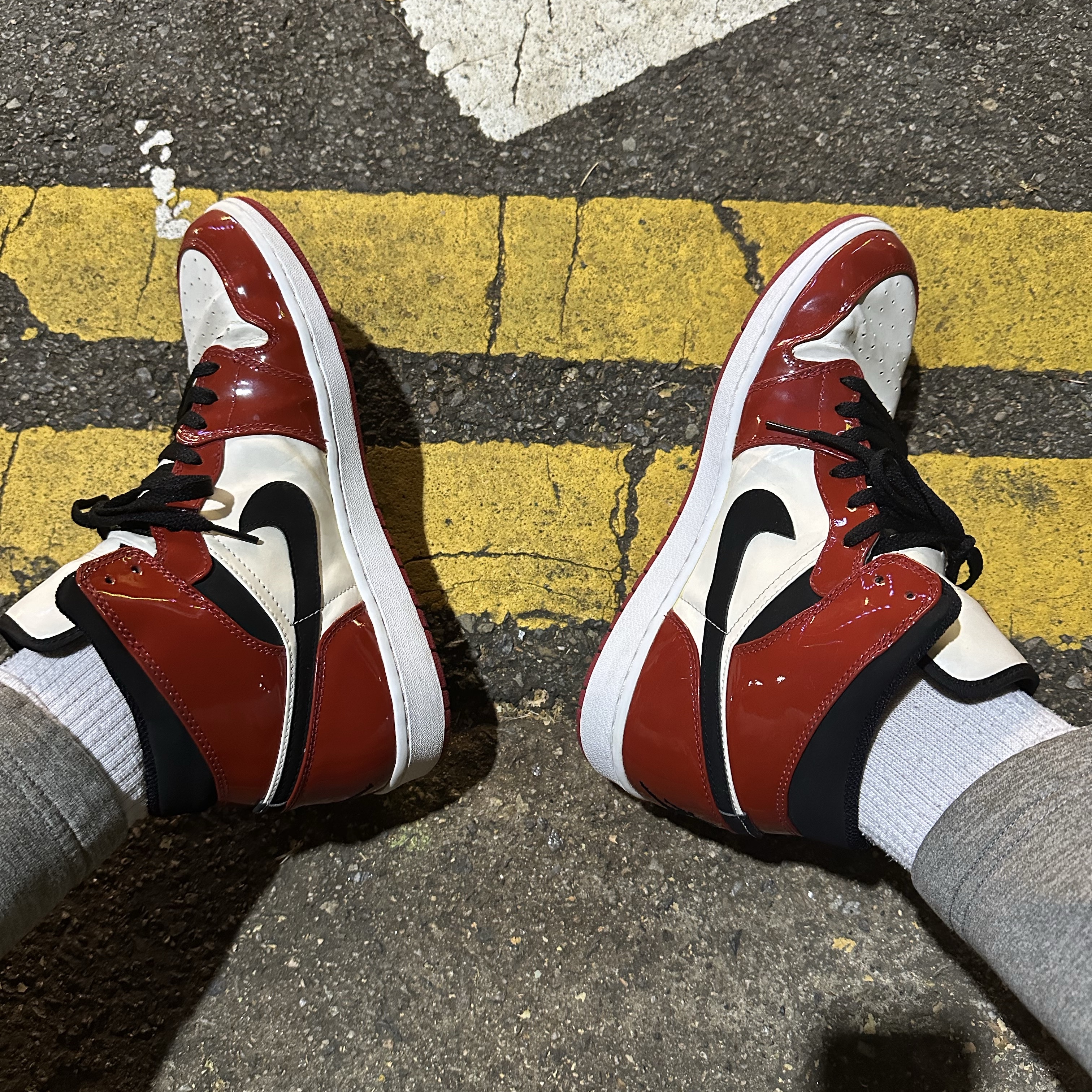 Jordan 1 Retro Patent Chicago Bulls 2003 착용 스타일 - 2