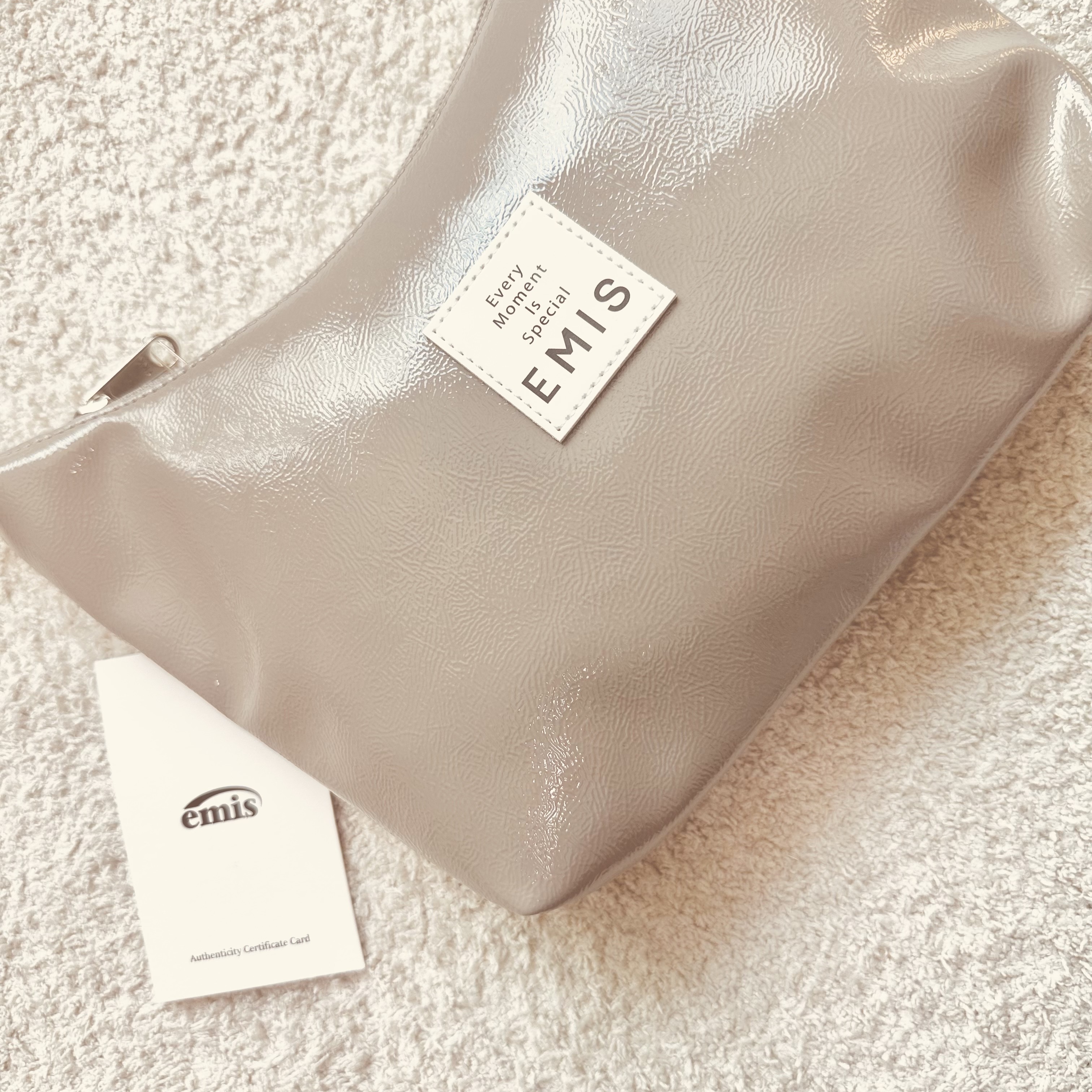 Emis New Enamel Hobo Bag Gray Beige 착용 스타일