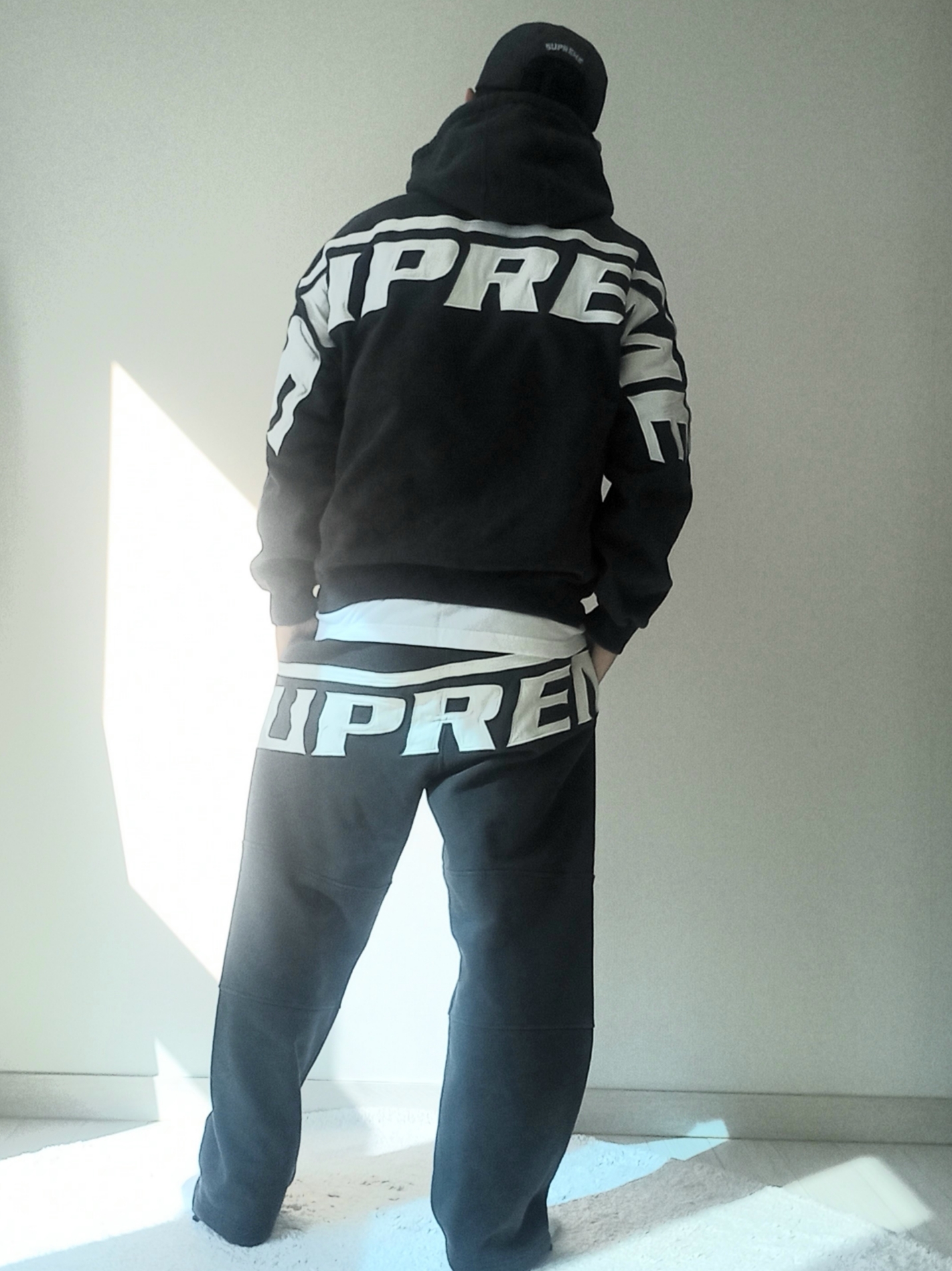 Supreme Wrapped Half Zip Hooded Sweatshirt Washed Black - 24SS, Supreme Wrapped Sweatpant Washed Black - 24SS 착용 스타일 - 5