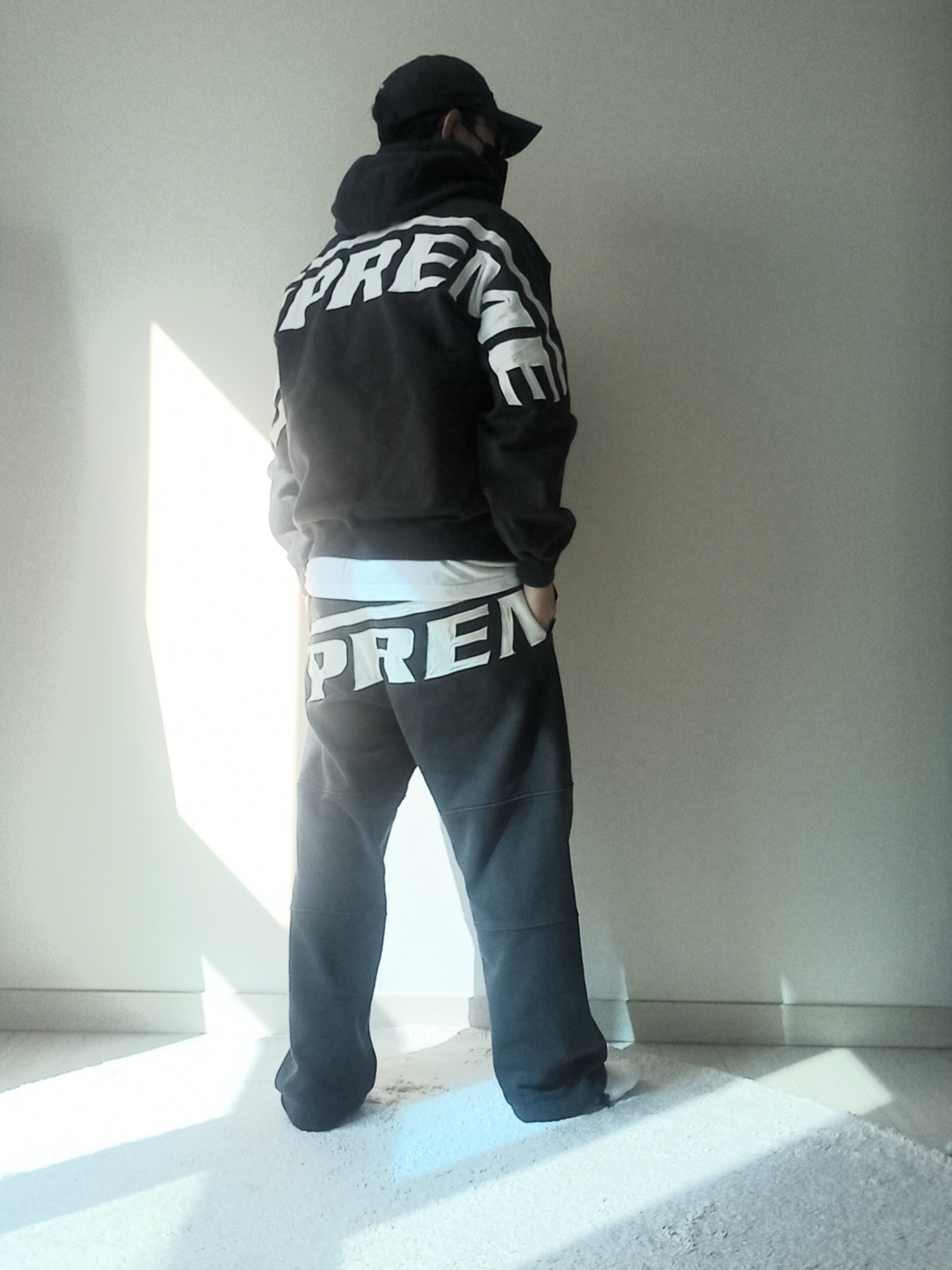 Supreme Wrapped Half Zip Hooded Sweatshirt Washed Black - 24SS, Supreme Wrapped Sweatpant Washed Black - 24SS 착용 스타일 - 7