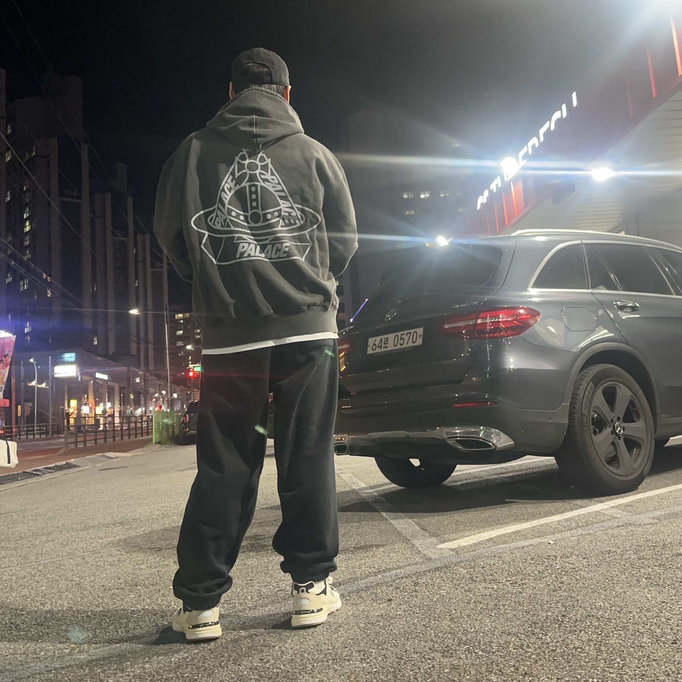 Palace x Vivienne Westwood Hood Black - 24FW, New Balance 993 Made in USA Sea Salt Black 착용 스타일