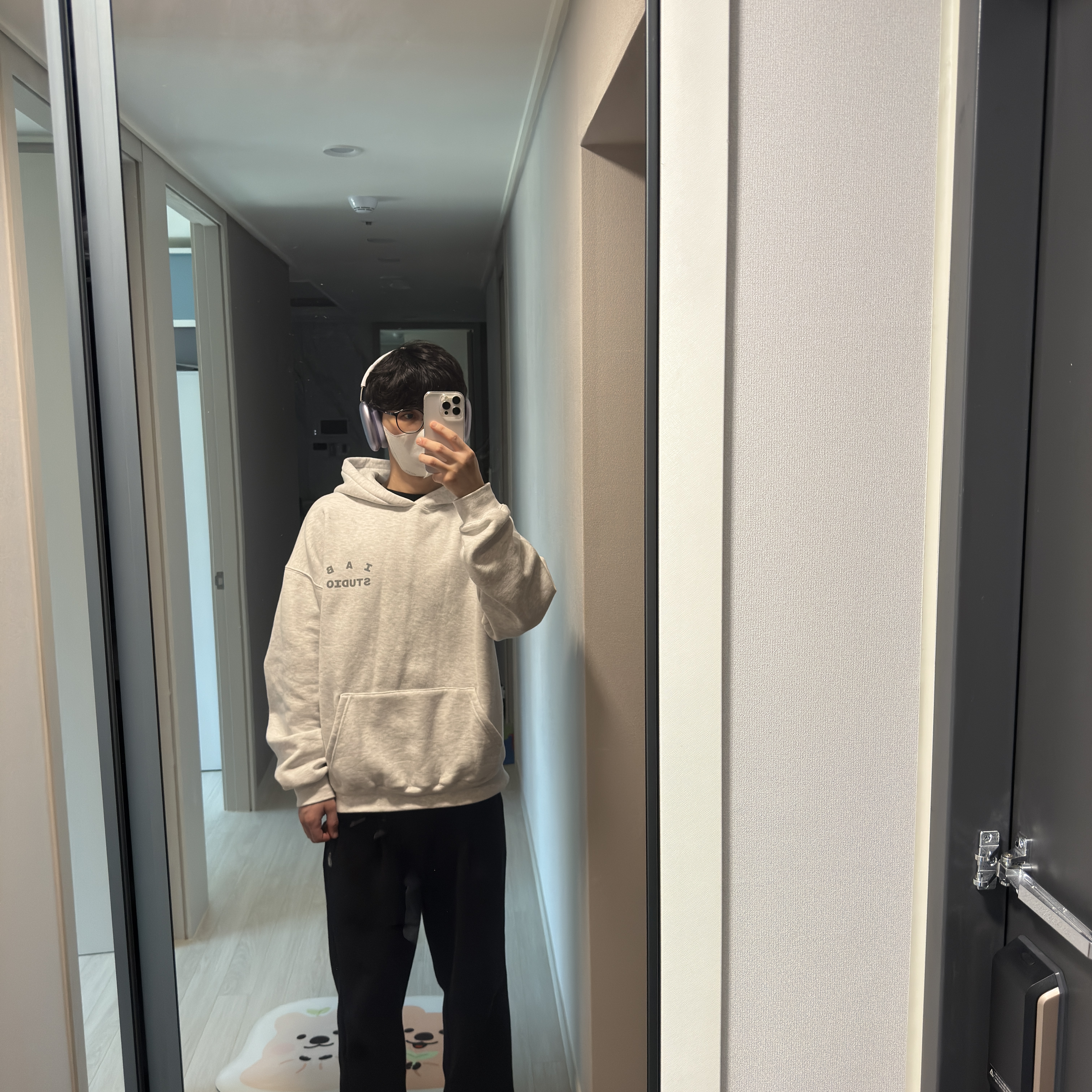 IAB Studio Hoodie Light Gray 착용 스타일