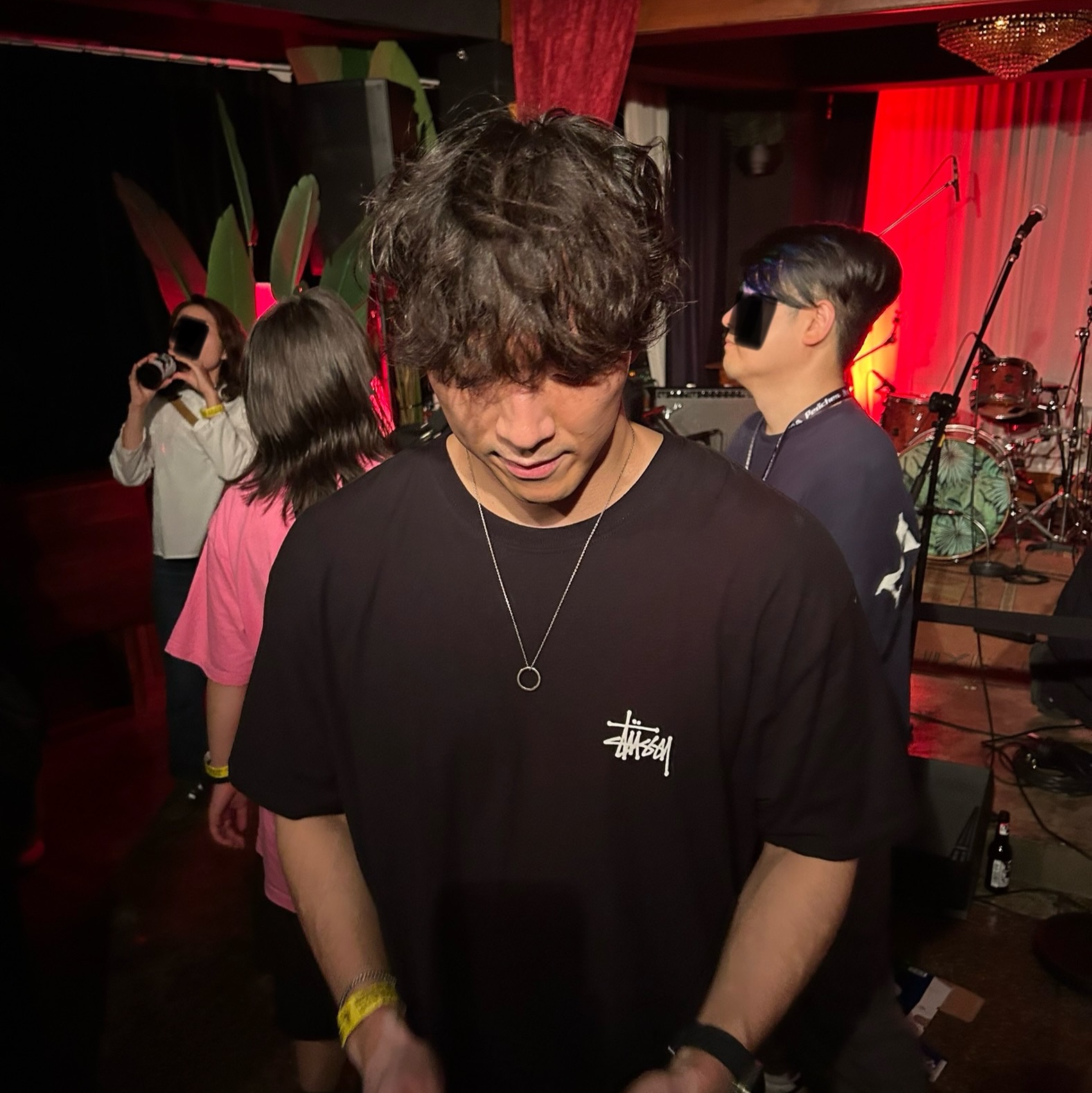 Stussy Basic Stussy T-Shirt Black 2024, 2025, Maison Margiela Numerical Band Ring Necklace Silver 착용 스타일 - 1