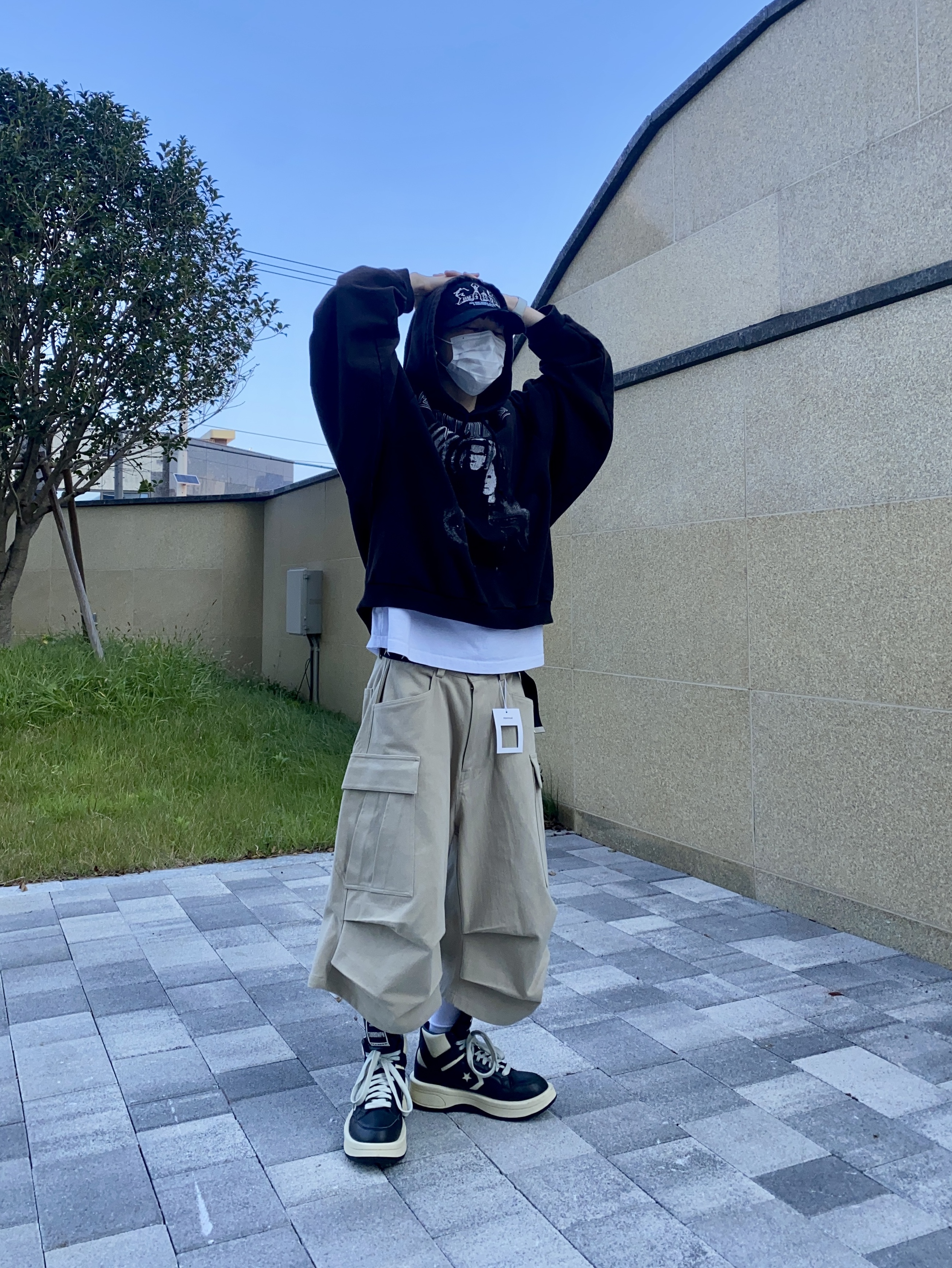 Converse x Drkshdw Turbowpn Black Cream, Nonnod Side Cargo Shorts Beige 착용 스타일 - 1