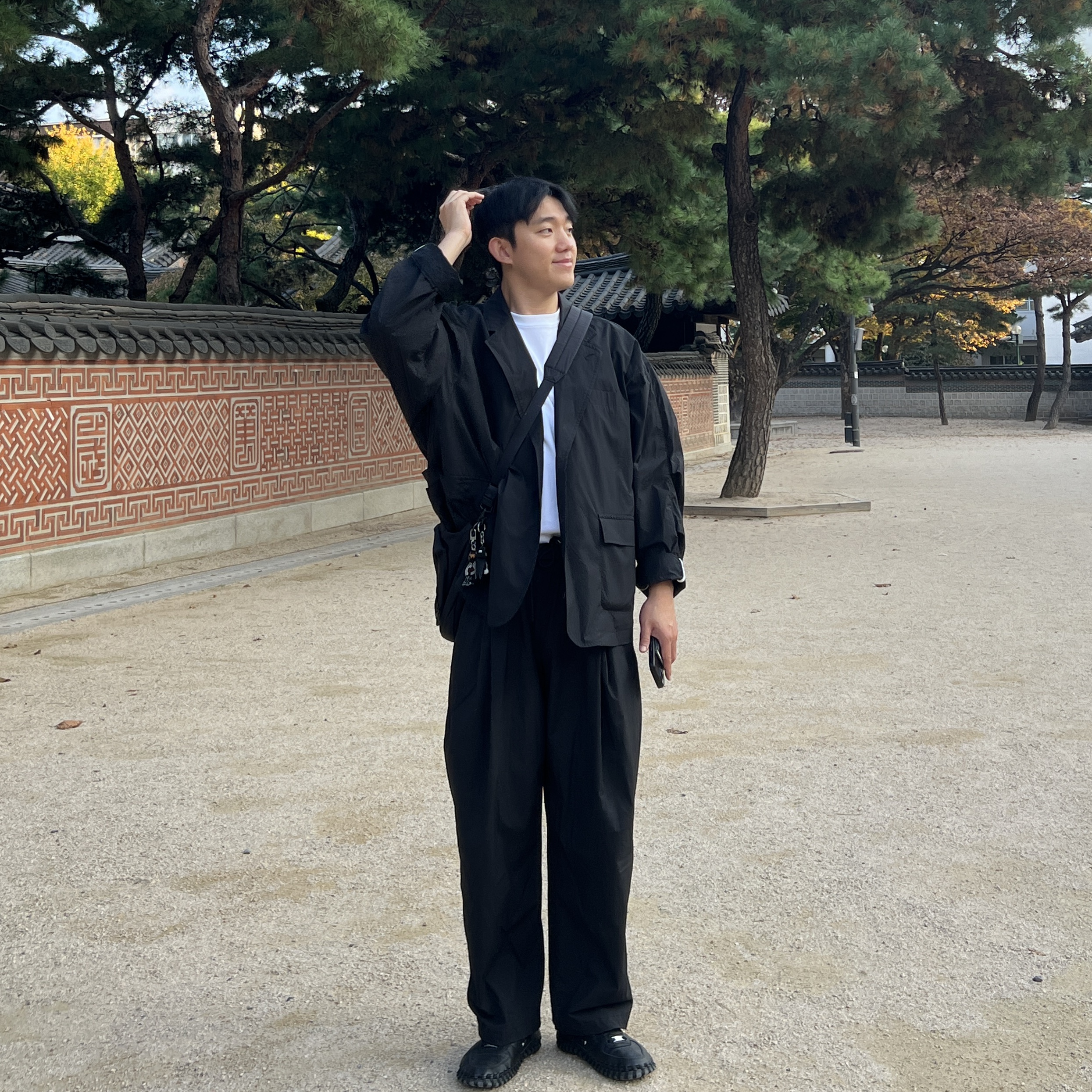 Nike x Jacquemus J Force 1 Low LX SP Black, Amiacalva Gabardine Body Bag Black 착용 스타일 - 3