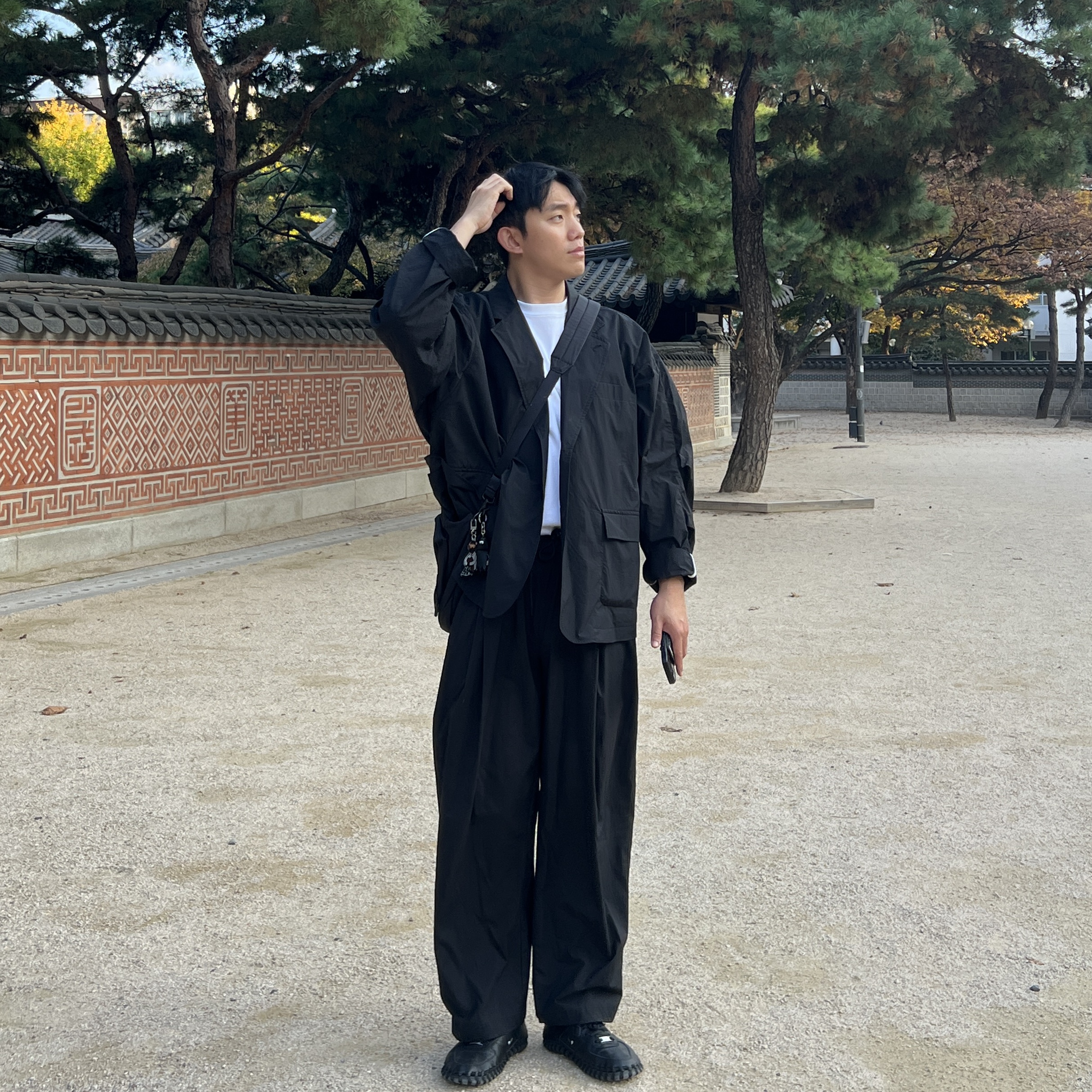 Nike x Jacquemus J Force 1 Low LX SP Black, Amiacalva Gabardine Body Bag Black 착용 스타일 - 1