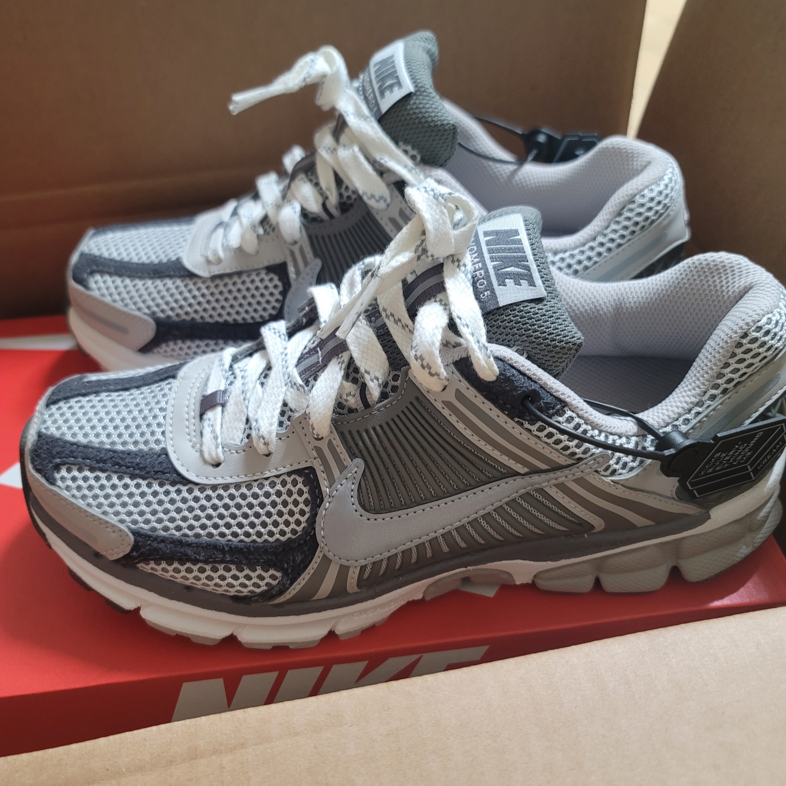 Nike Zoom Vomero 5 PRM Light Iron Ore and Flat Fewter 착용 스타일