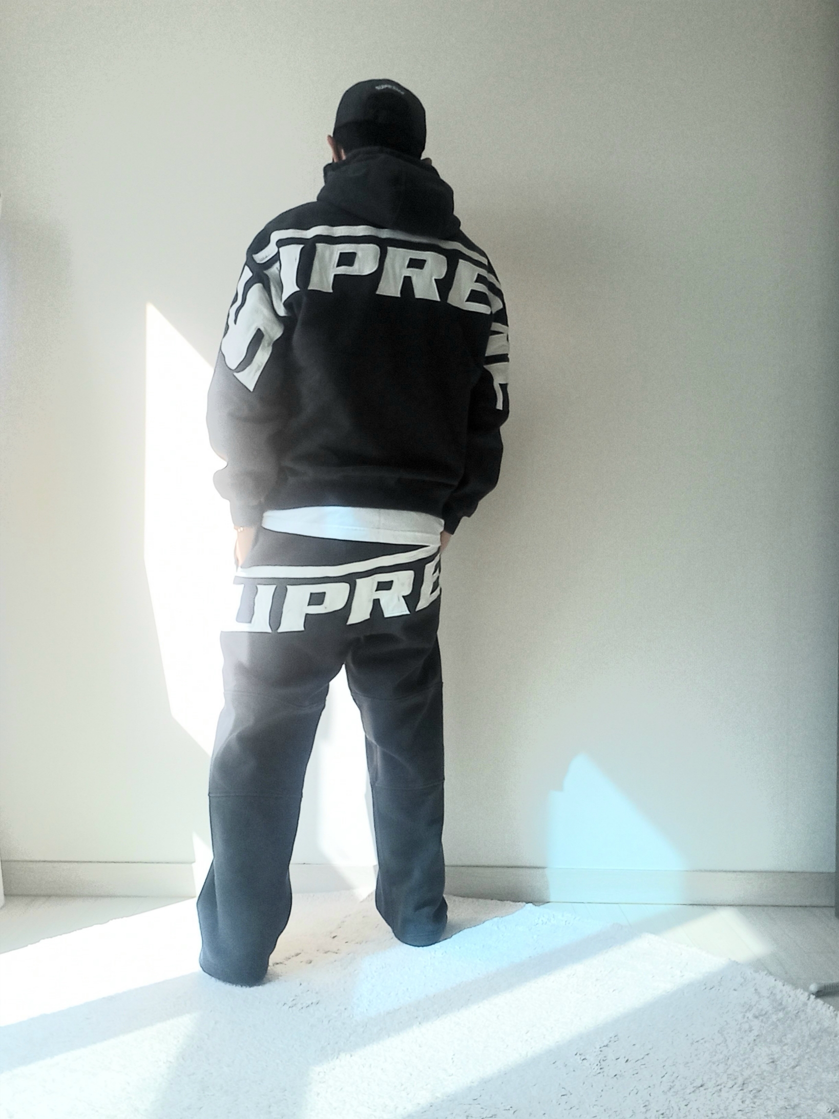 Supreme Wrapped Half Zip Hooded Sweatshirt Washed Black - 24SS, Supreme Wrapped Sweatpant Washed Black - 24SS 착용 스타일 - 6
