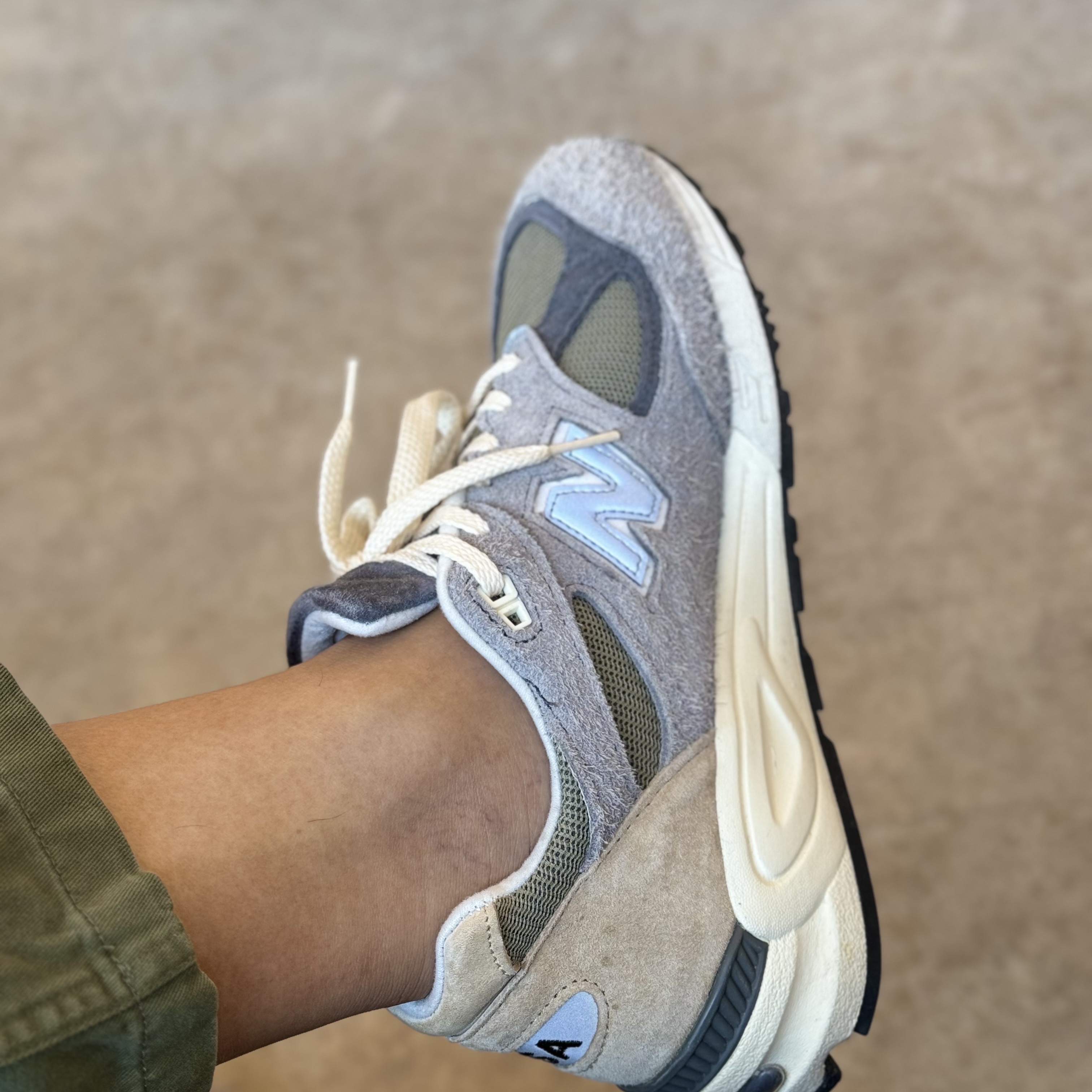 New Balance 990v2 Made in USA Marblehead Incense 착용 스타일 - 2