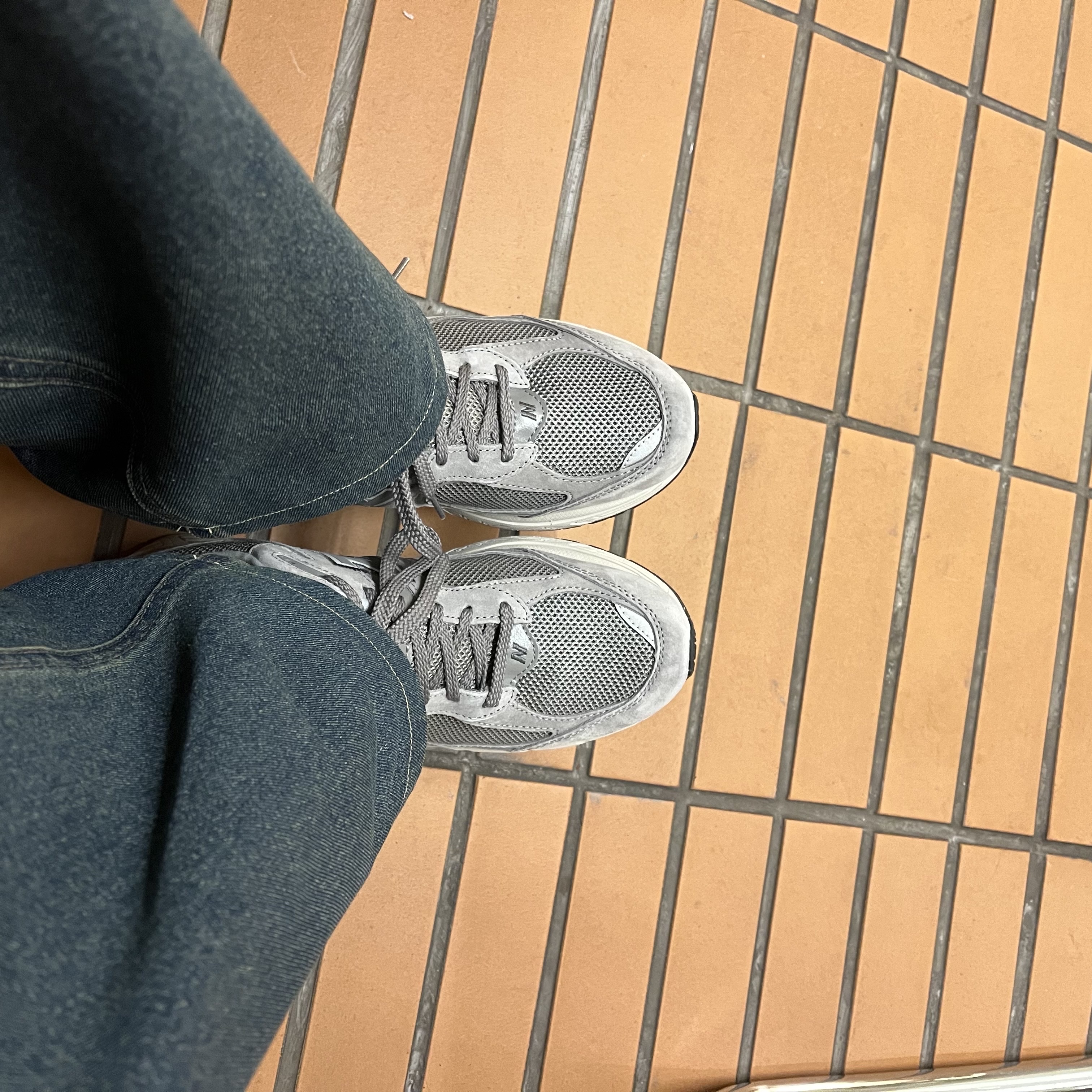 New Balance 2002R Grey 착용 스타일