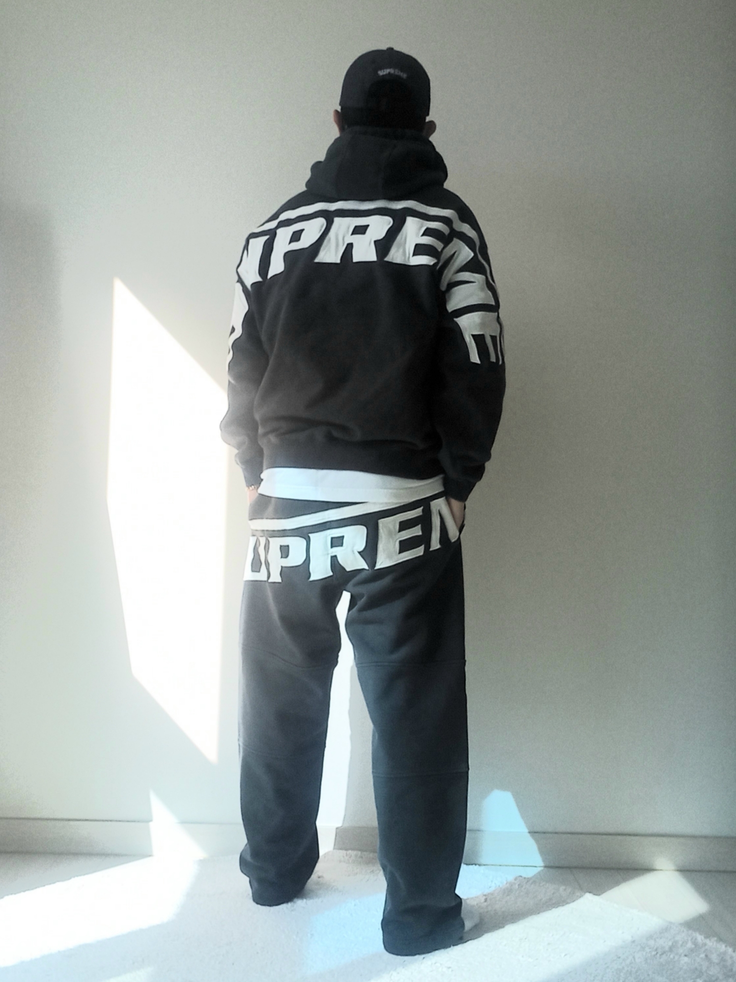 Supreme Wrapped Half Zip Hooded Sweatshirt Washed Black - 24SS, Supreme Wrapped Sweatpant Washed Black - 24SS 착용 스타일 - 8